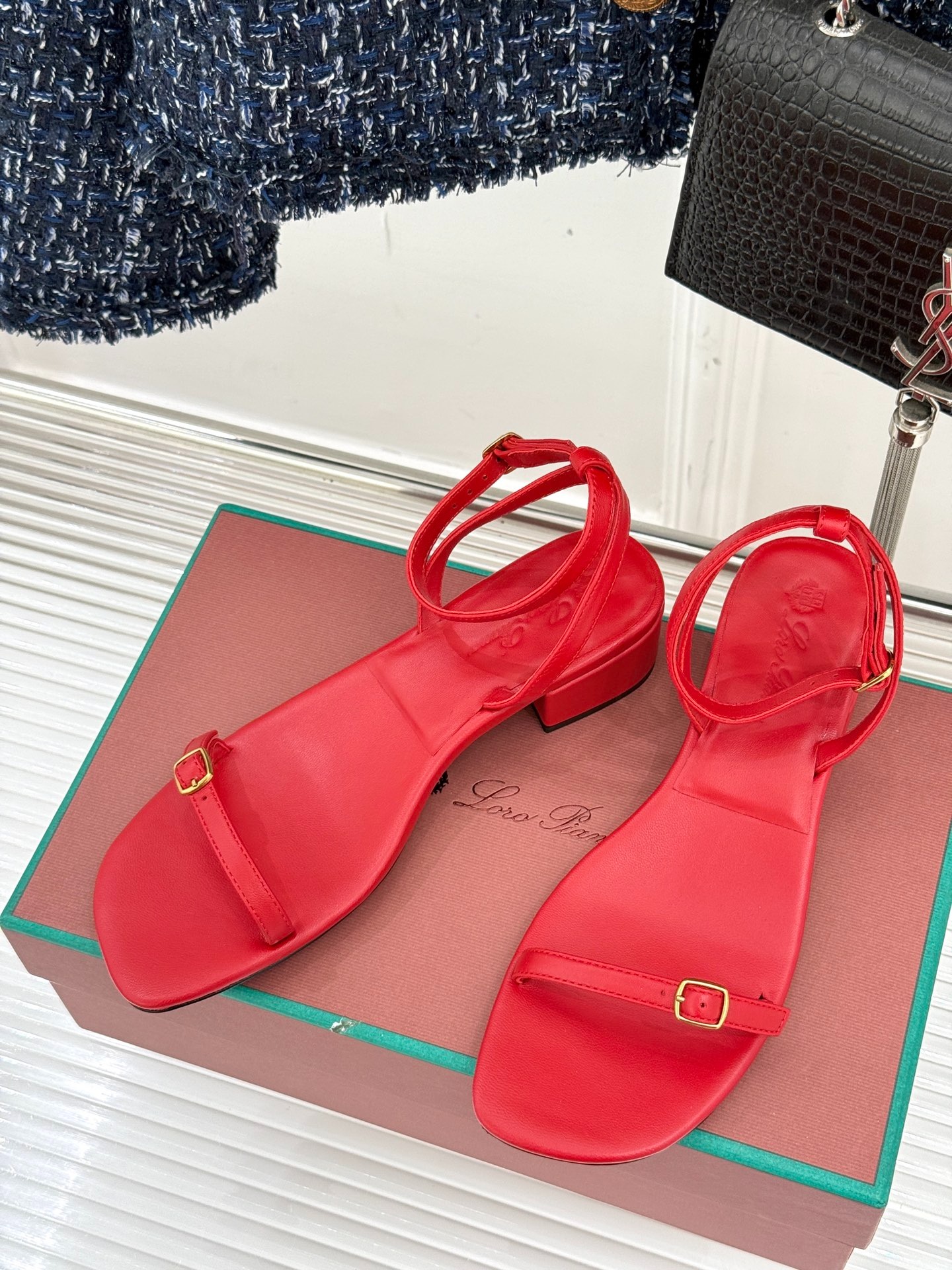 로로피아나 클래식 빈티지 일자 스트랩 샌들