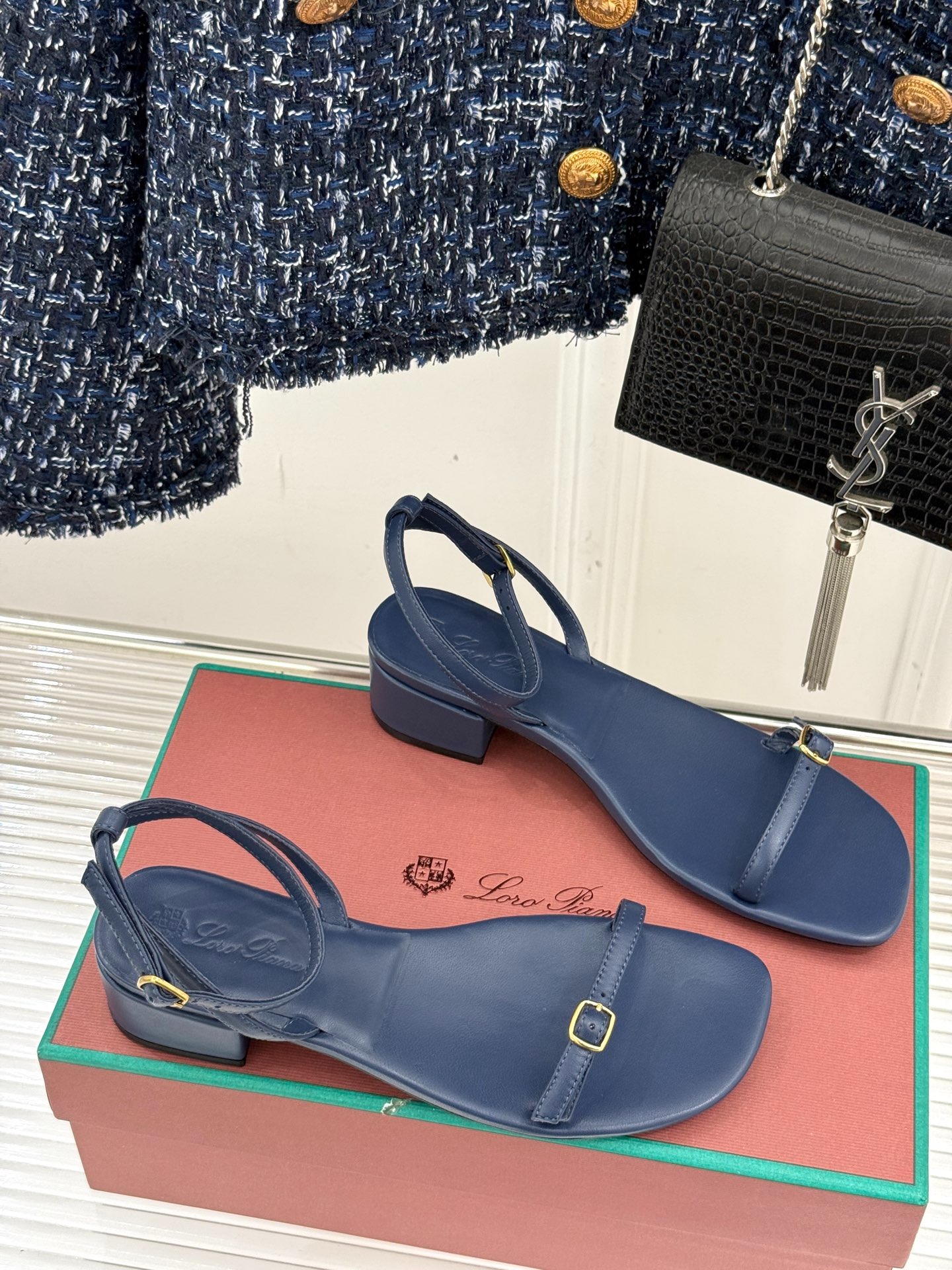 로로피아나 클래식 빈티지 일자 스트랩 샌들