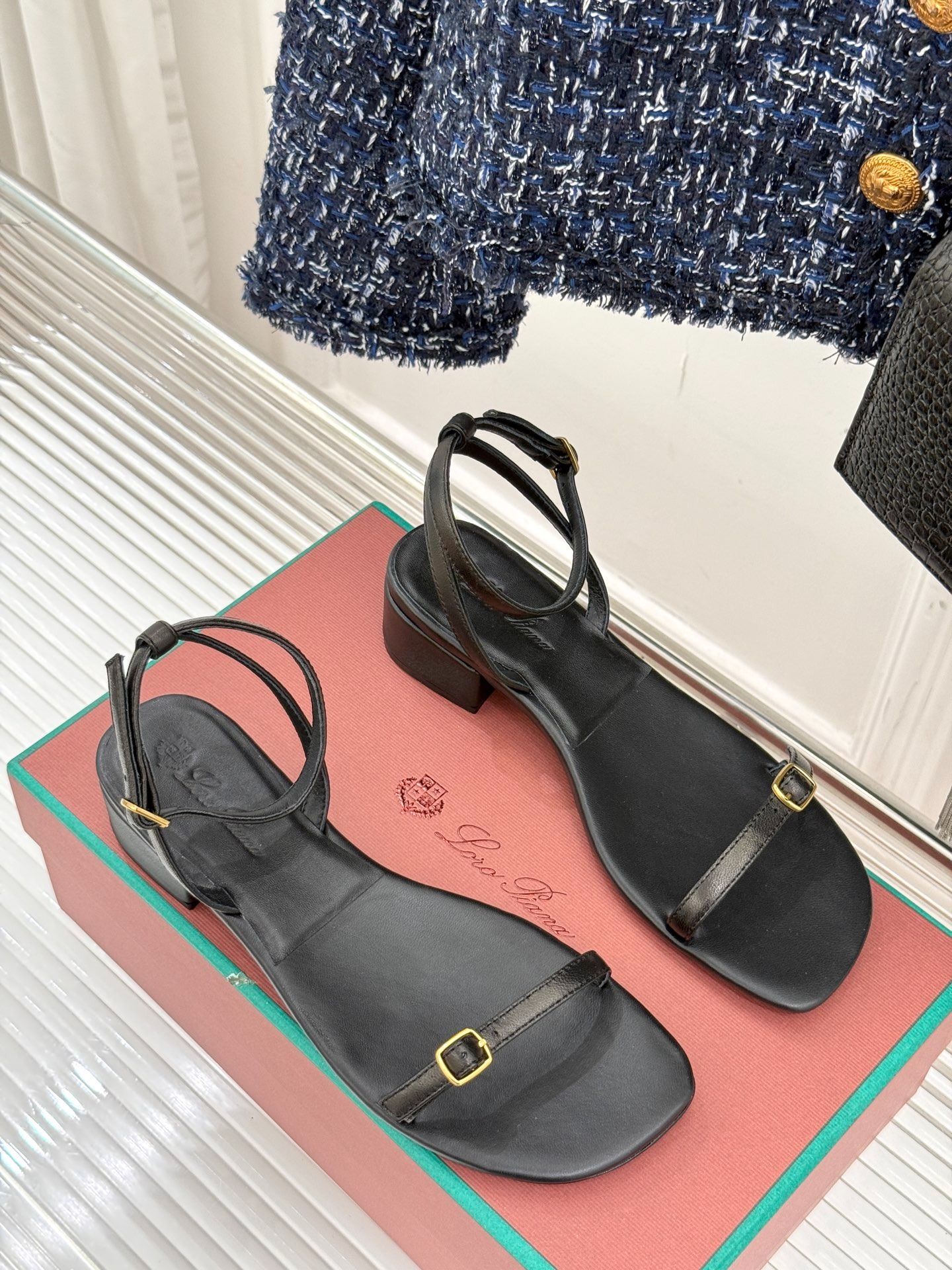 로로피아나 클래식 빈티지 일자 스트랩 샌들