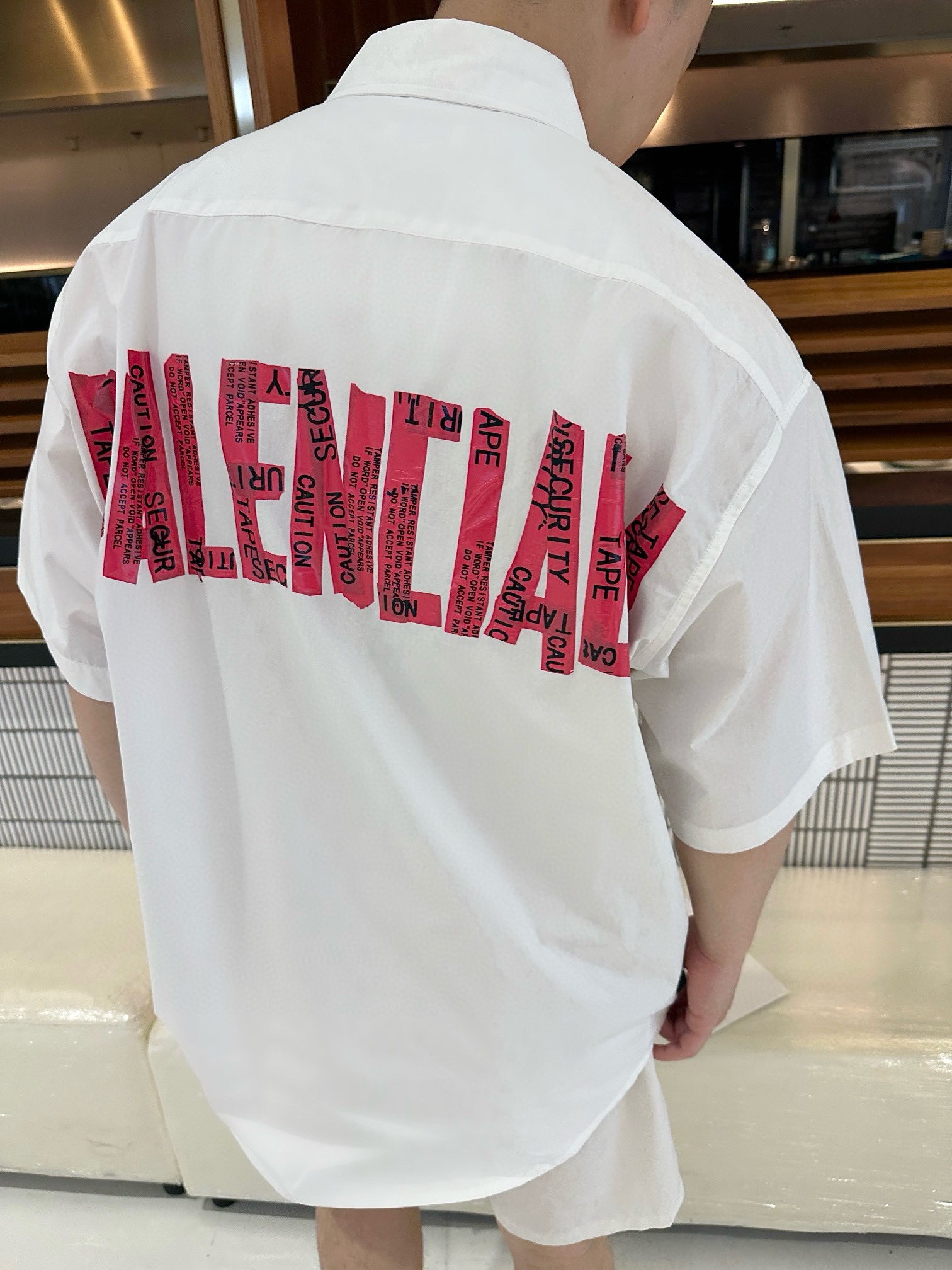 발렌시아가 25SS 테이프 티셔츠