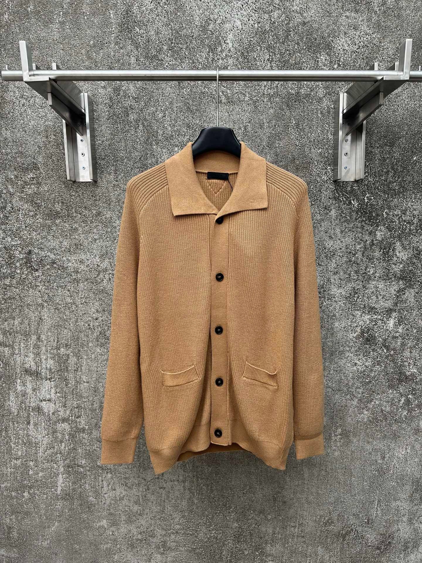 프라다 25ss 니트 가디건