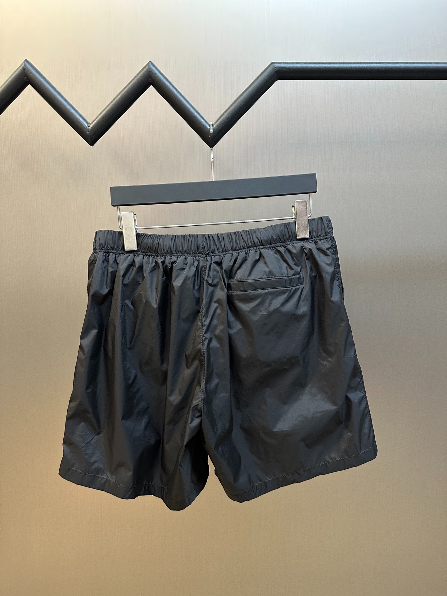 프라다 삼각로고 나일론 반바지