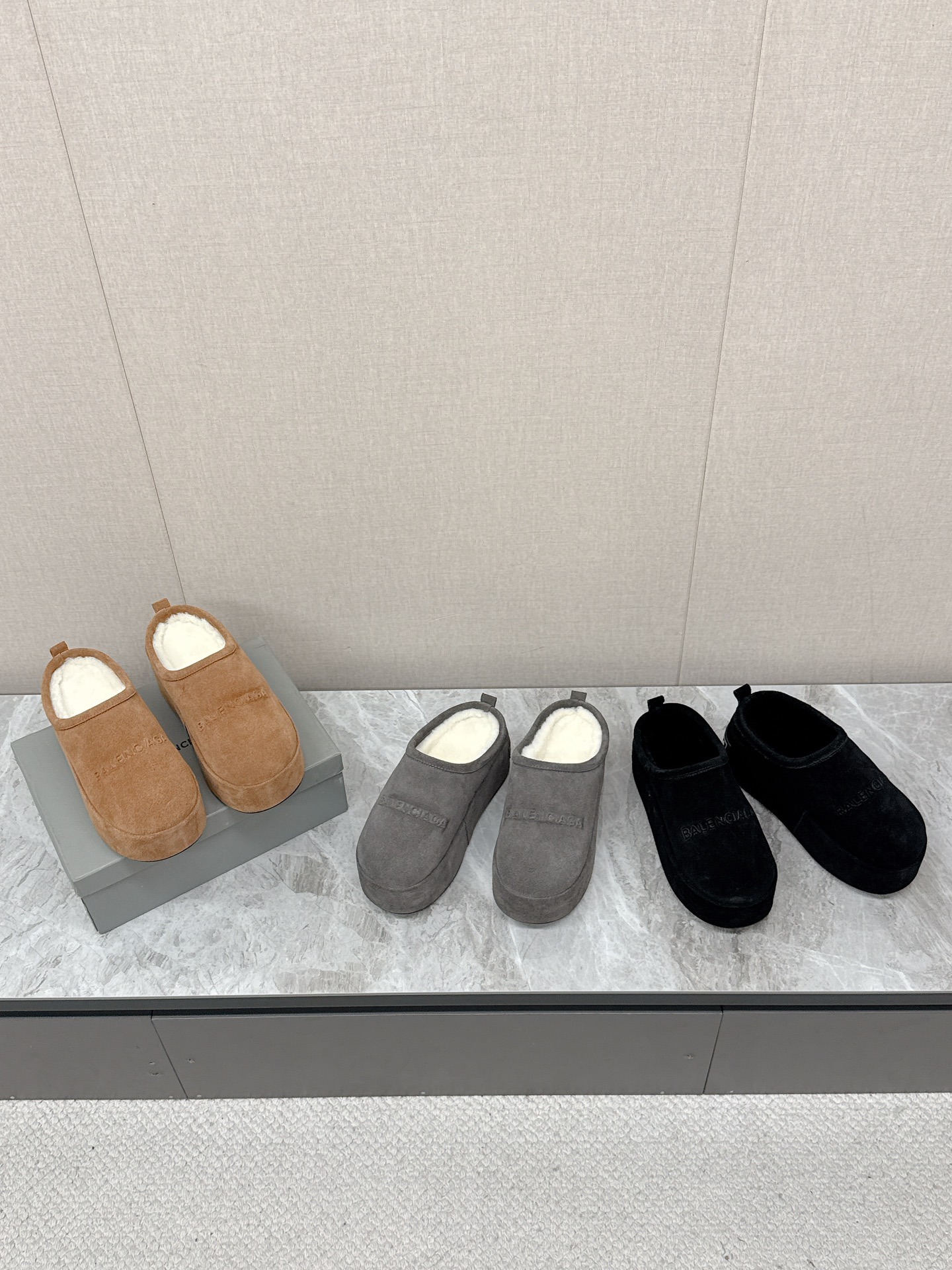 발렌시아가 신상 통굽털 슬리퍼