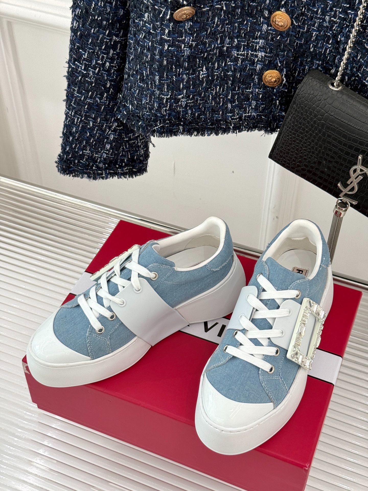 로저비비에 버클 통굽 스니커즈