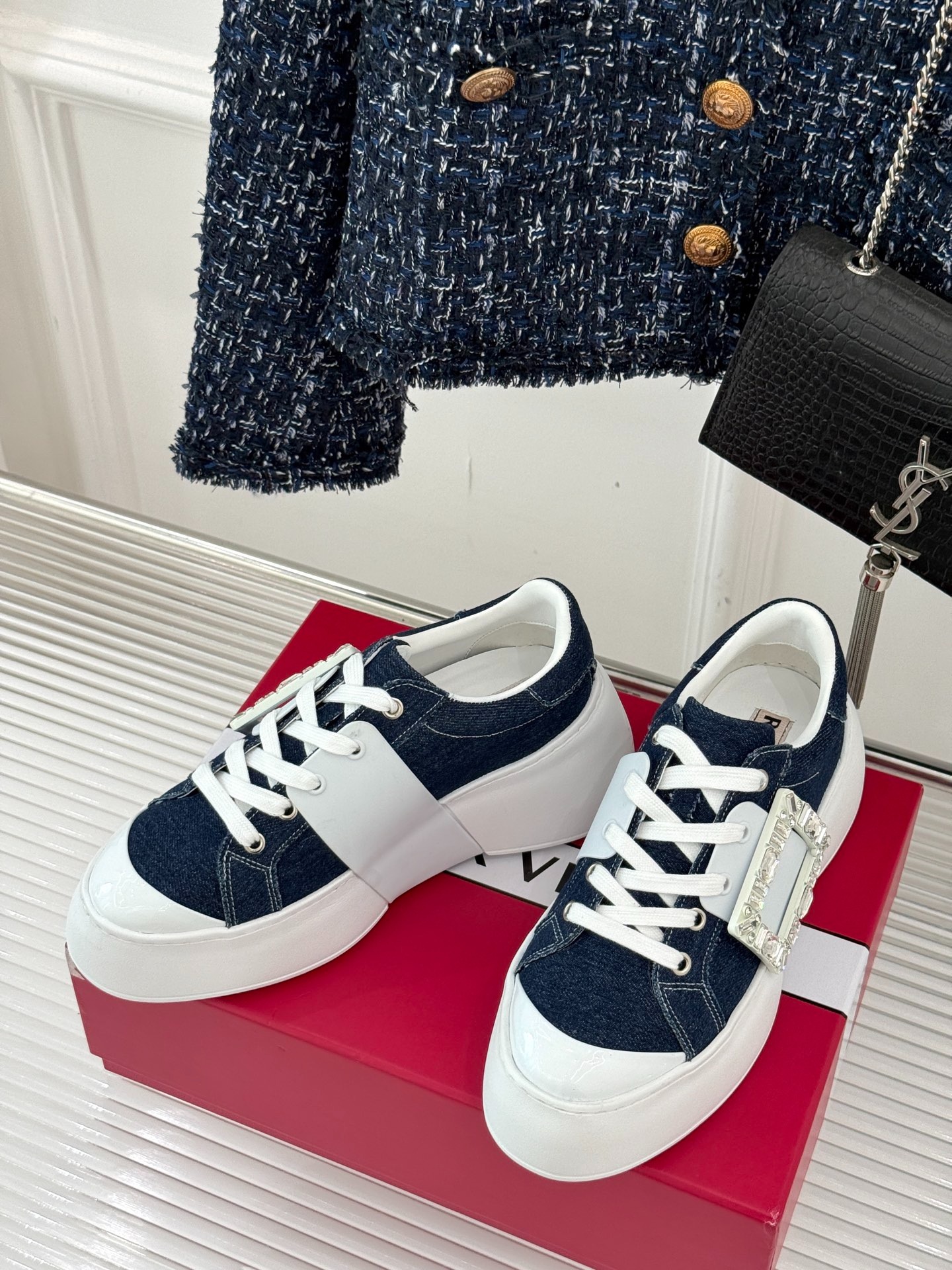 로저비비에 버클 통굽 스니커즈