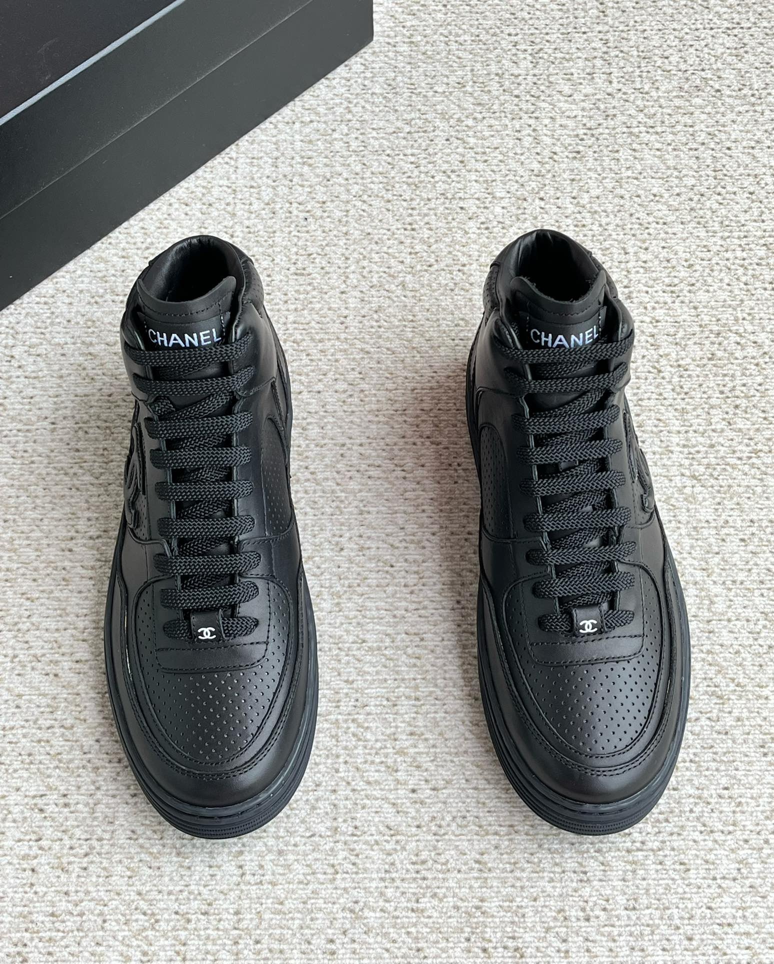 샤넬 카프스킨 남성 스니커즈