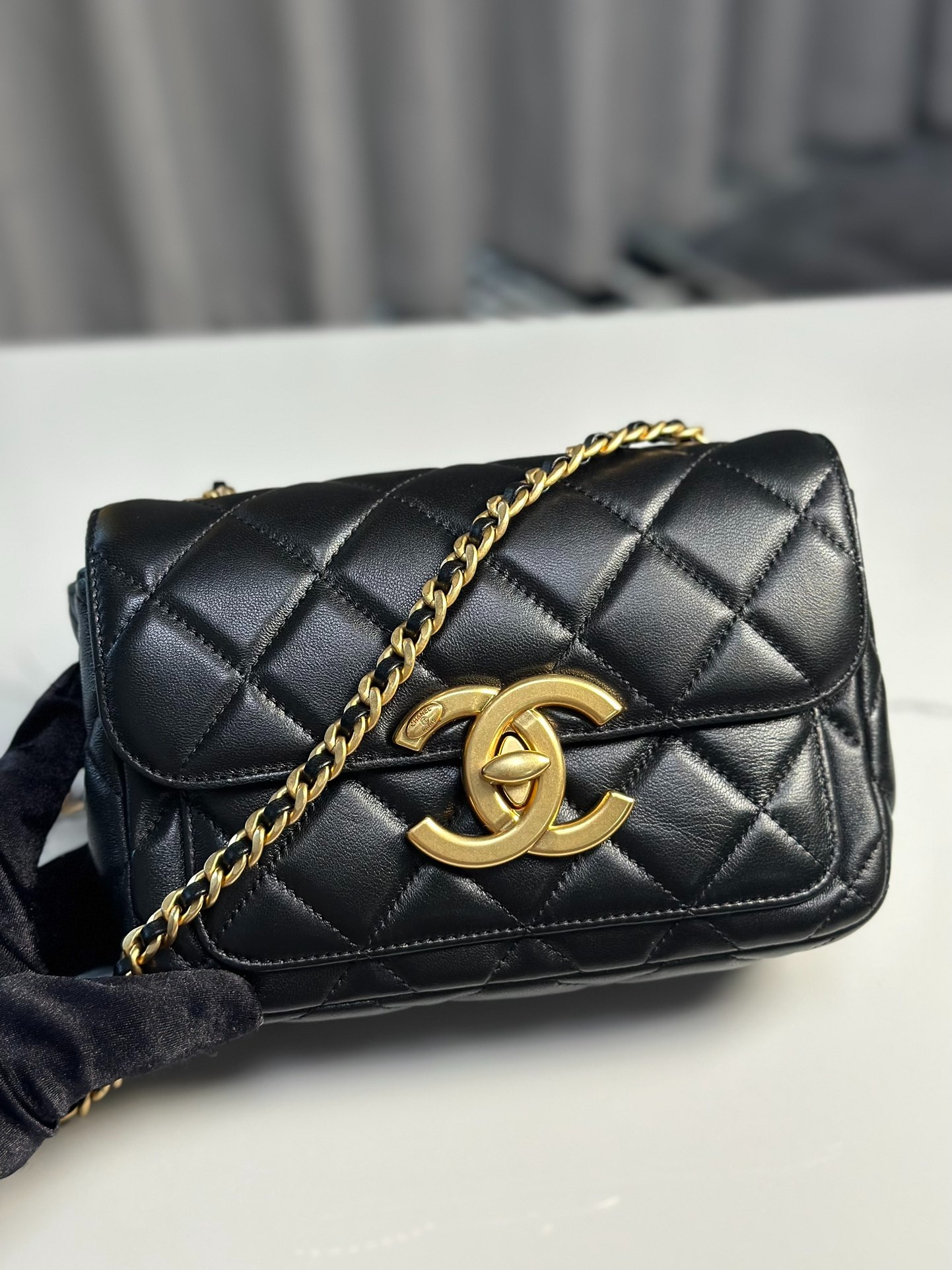 샤넬 24FW 램스킨 미니 플랩 백