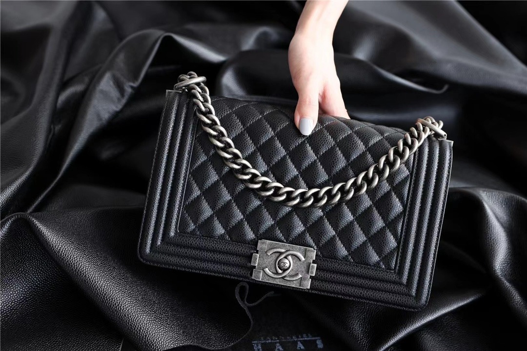 샤넬 보이백 미디엄 캐비어 은장