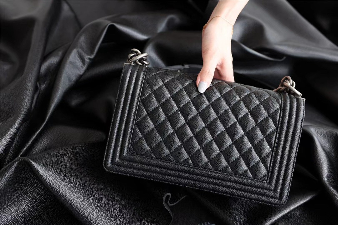 샤넬 보이백 미디엄 캐비어 은장