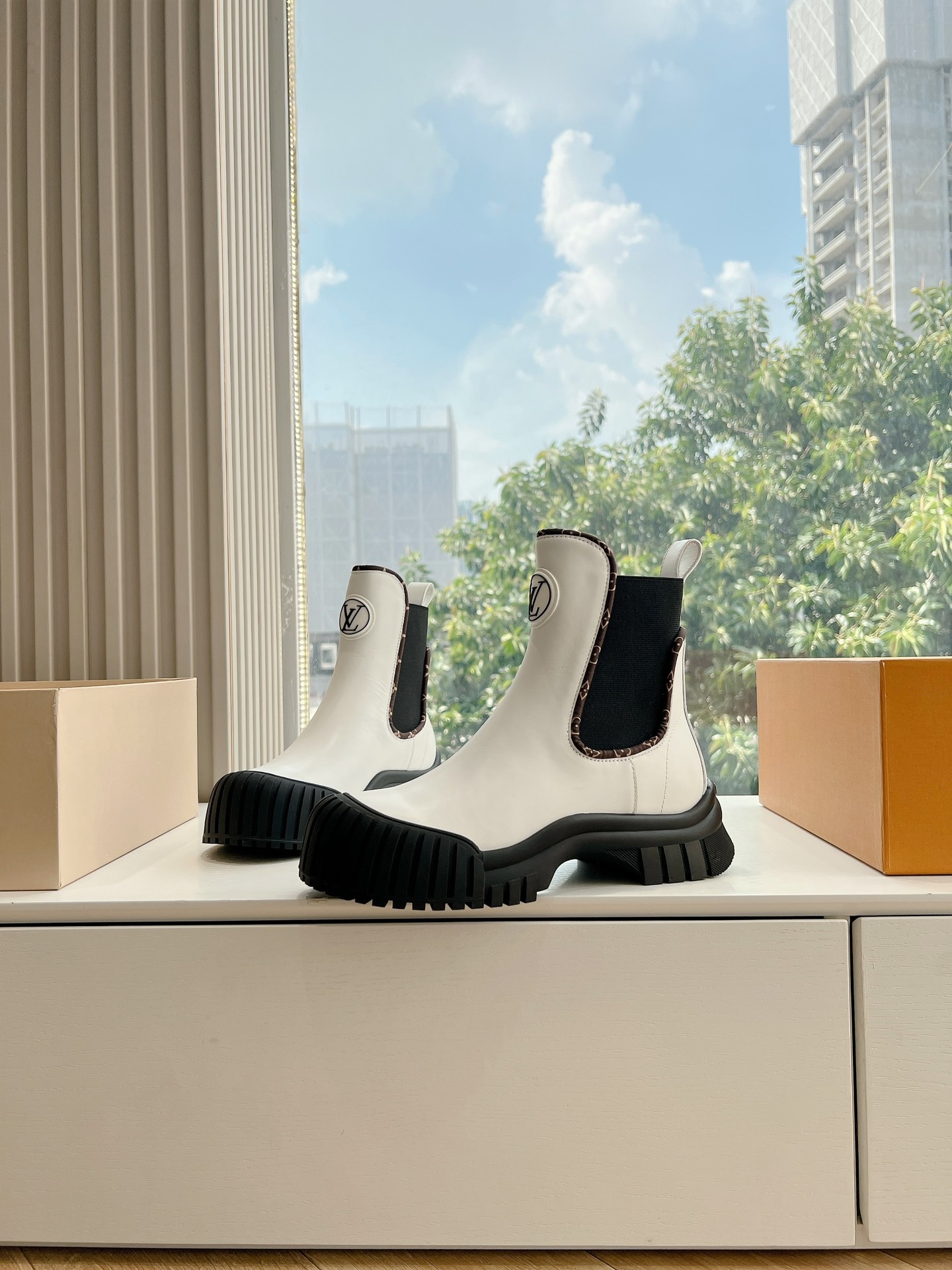 루이비통 Archlight 클래식 플라워 부츠
