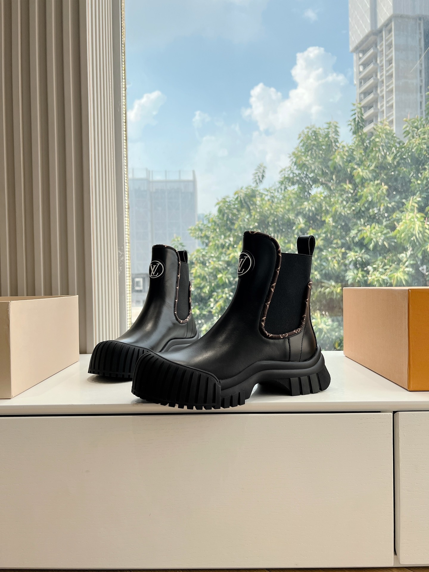 루이비통 Archlight 클래식 플라워 부츠