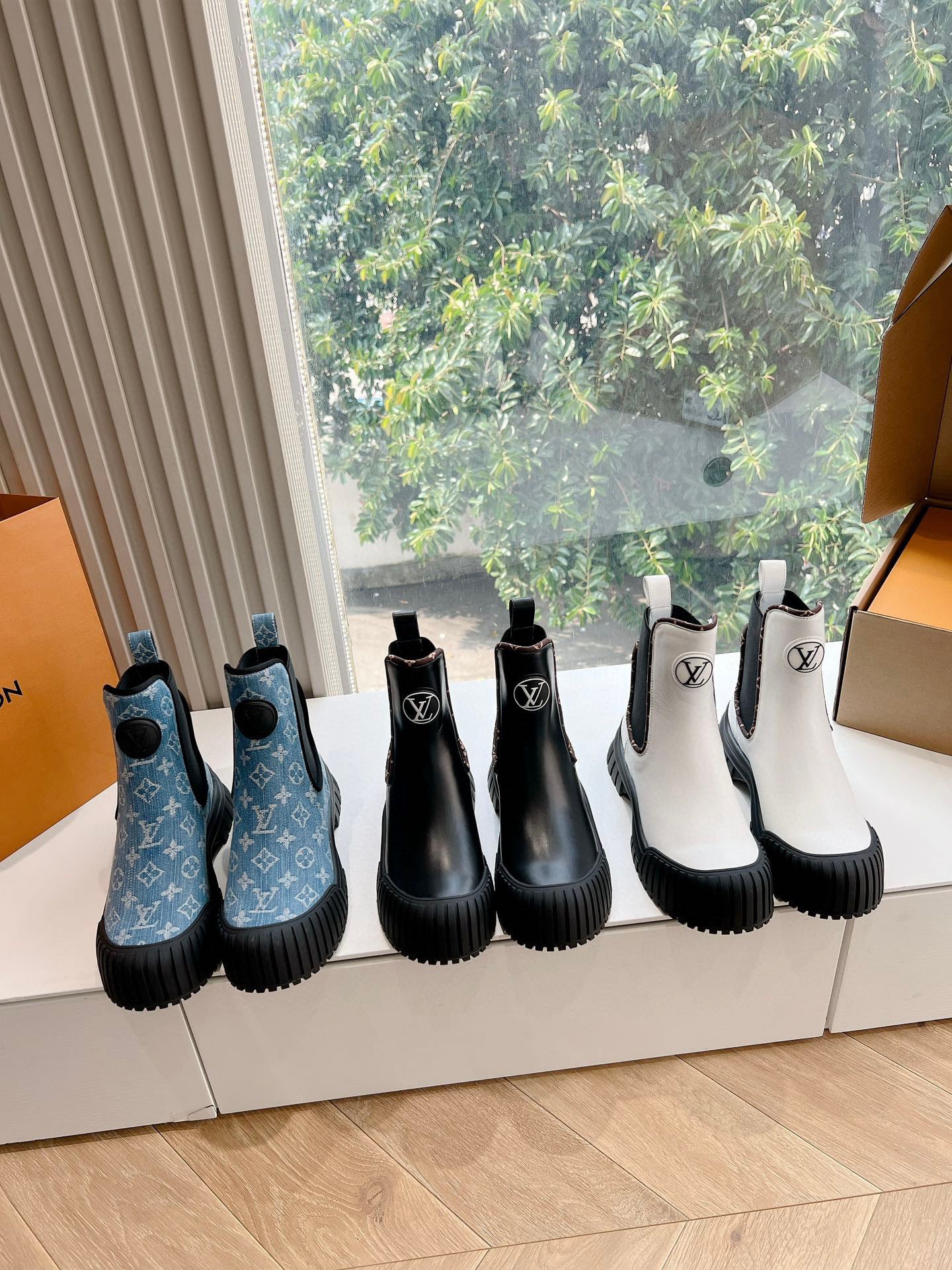 루이비통 Archlight 클래식 플라워 부츠