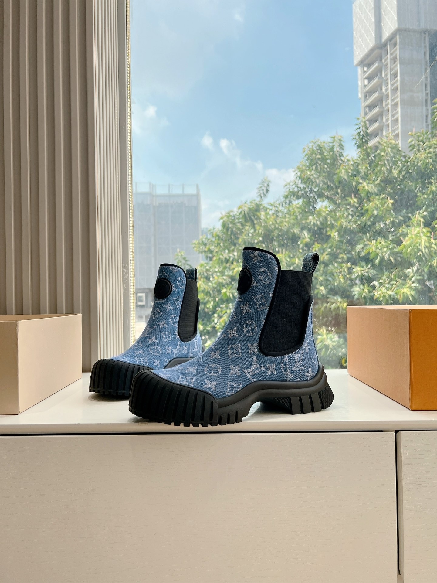 루이비통 Archlight 클래식 플라워 부츠