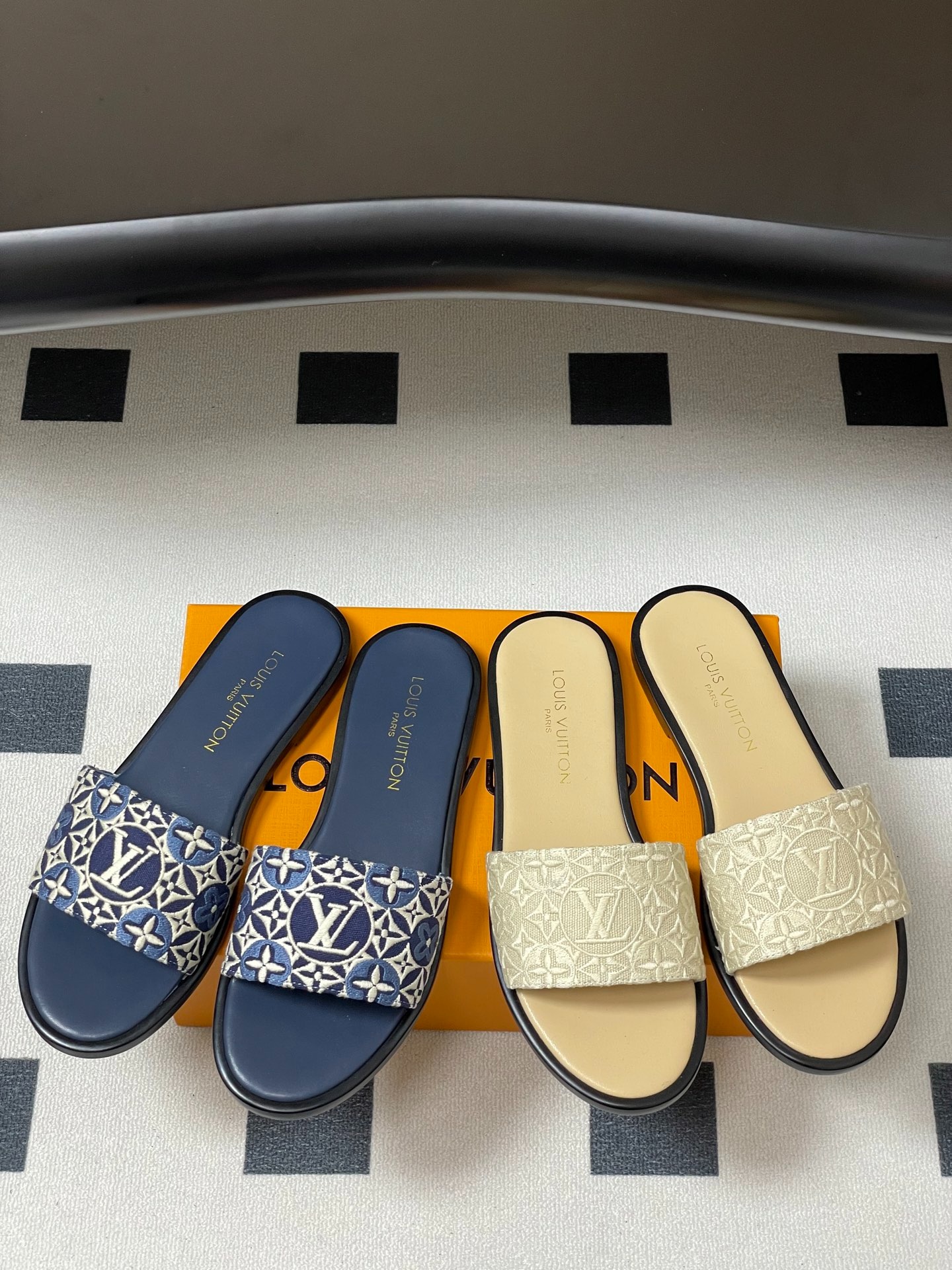 루이비통 25ss 여름 신상 자수 스트랩 샌들