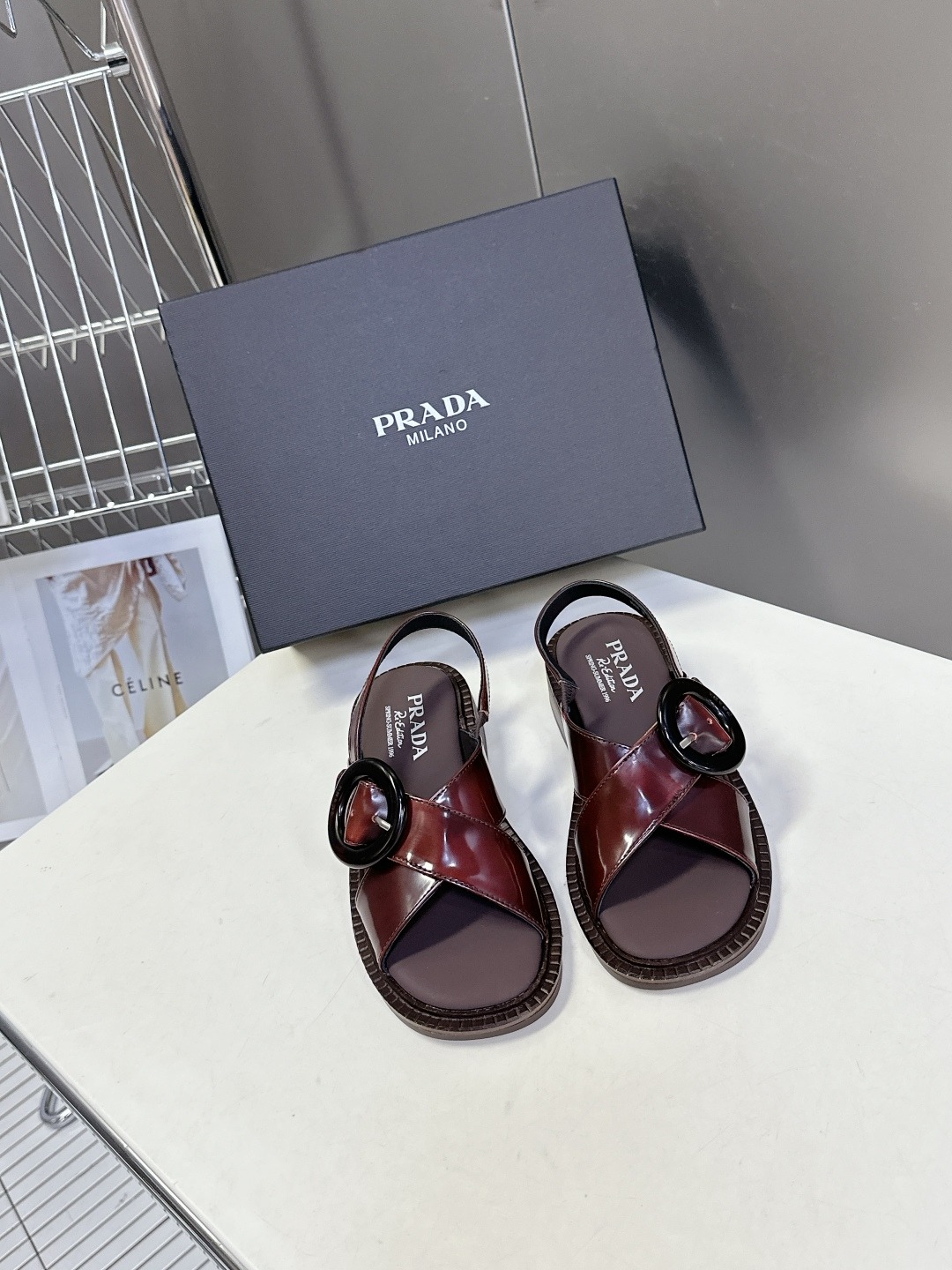 프라다 봄여름 신상 크로스 빈티지 샌들