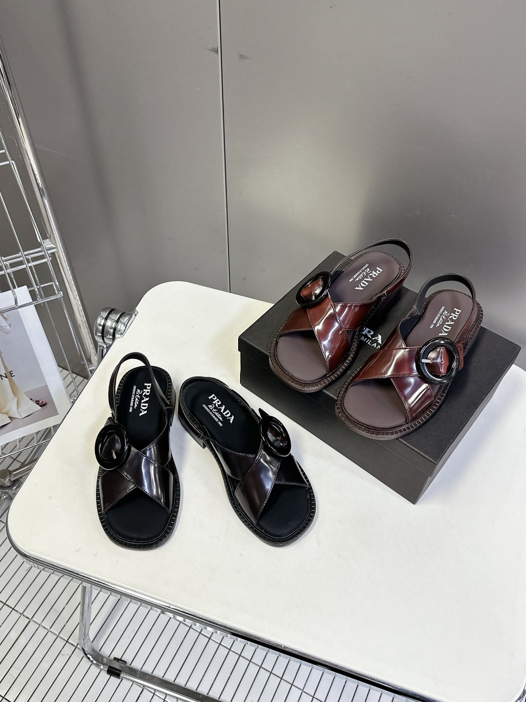 프라다 봄여름 신상 크로스 빈티지 샌들