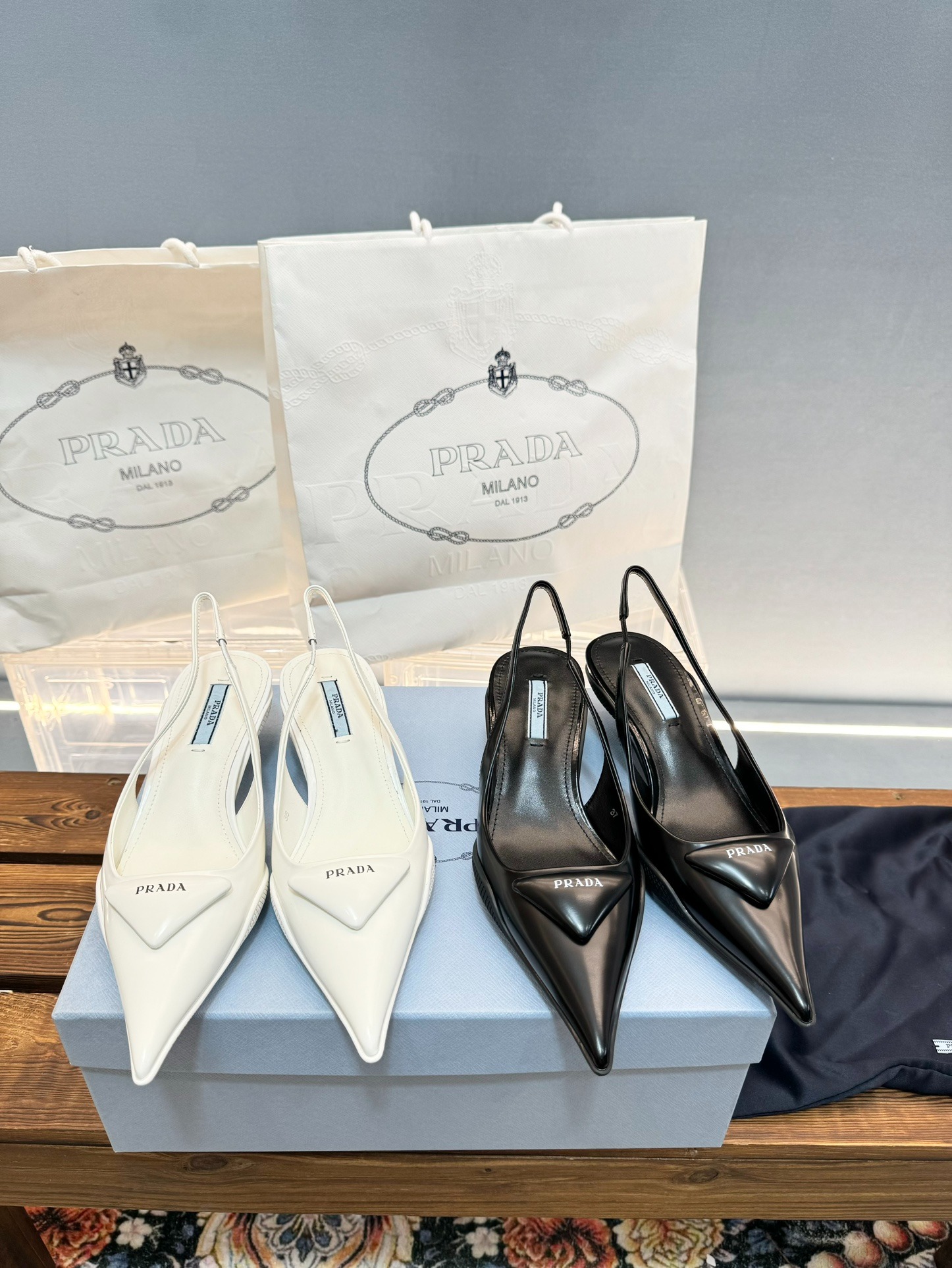 프라다 신상 삼각 펌프스