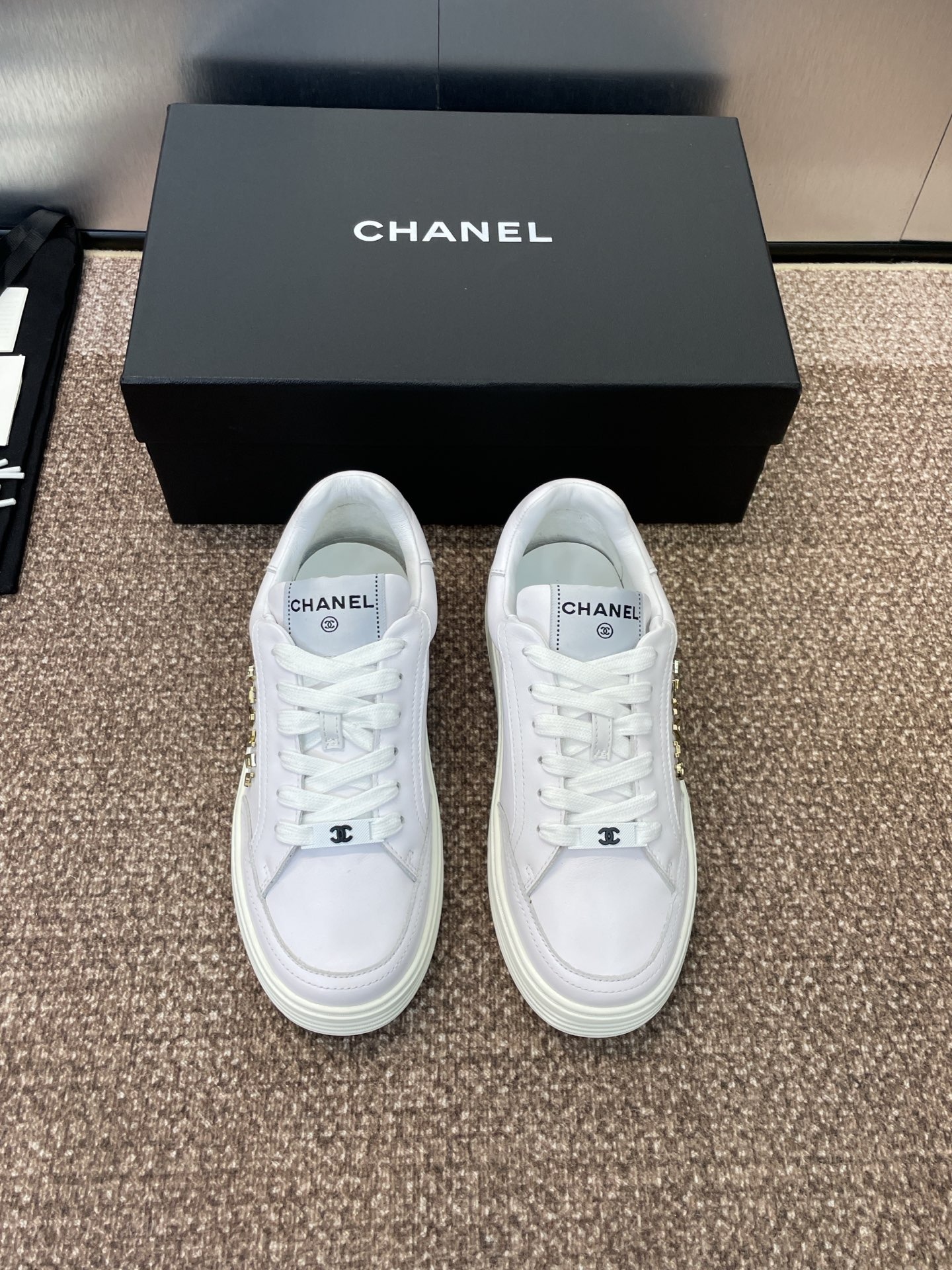 샤넬 신상 클래식 스트랩 스니커즈