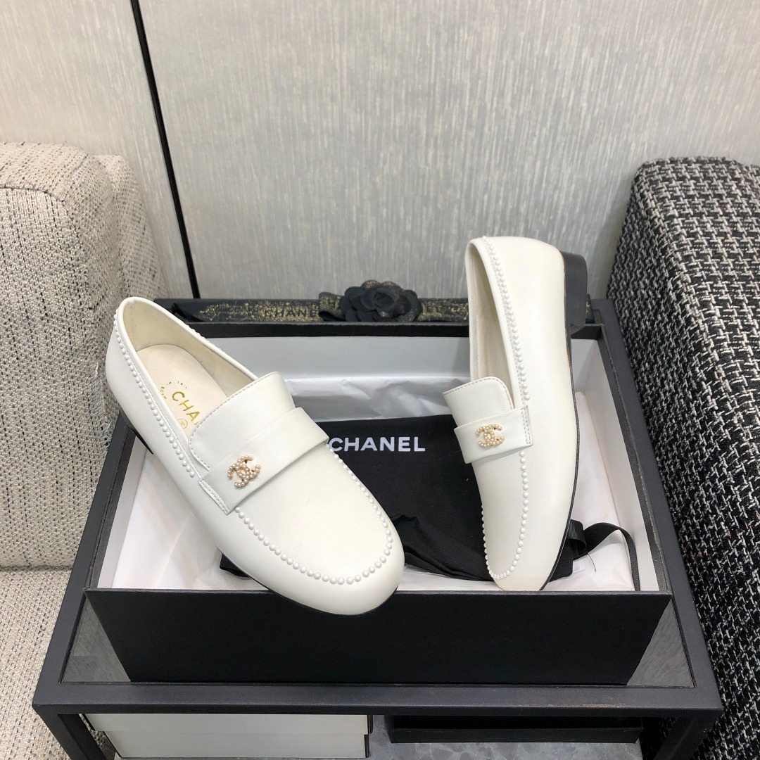 샤넬  2025 크림슨 로퍼