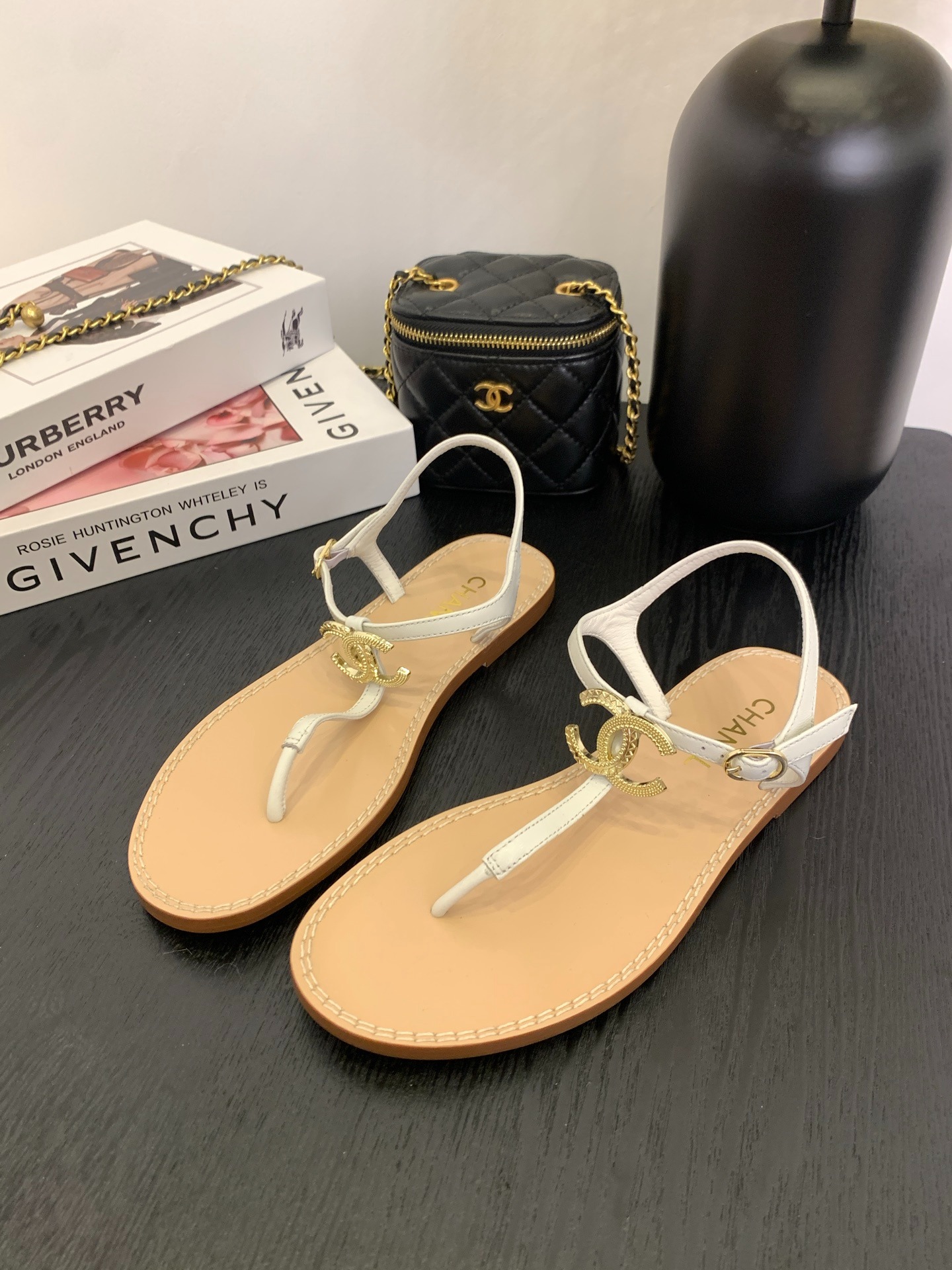 샤넬 25 신상 더블 c버클 조리 샌들