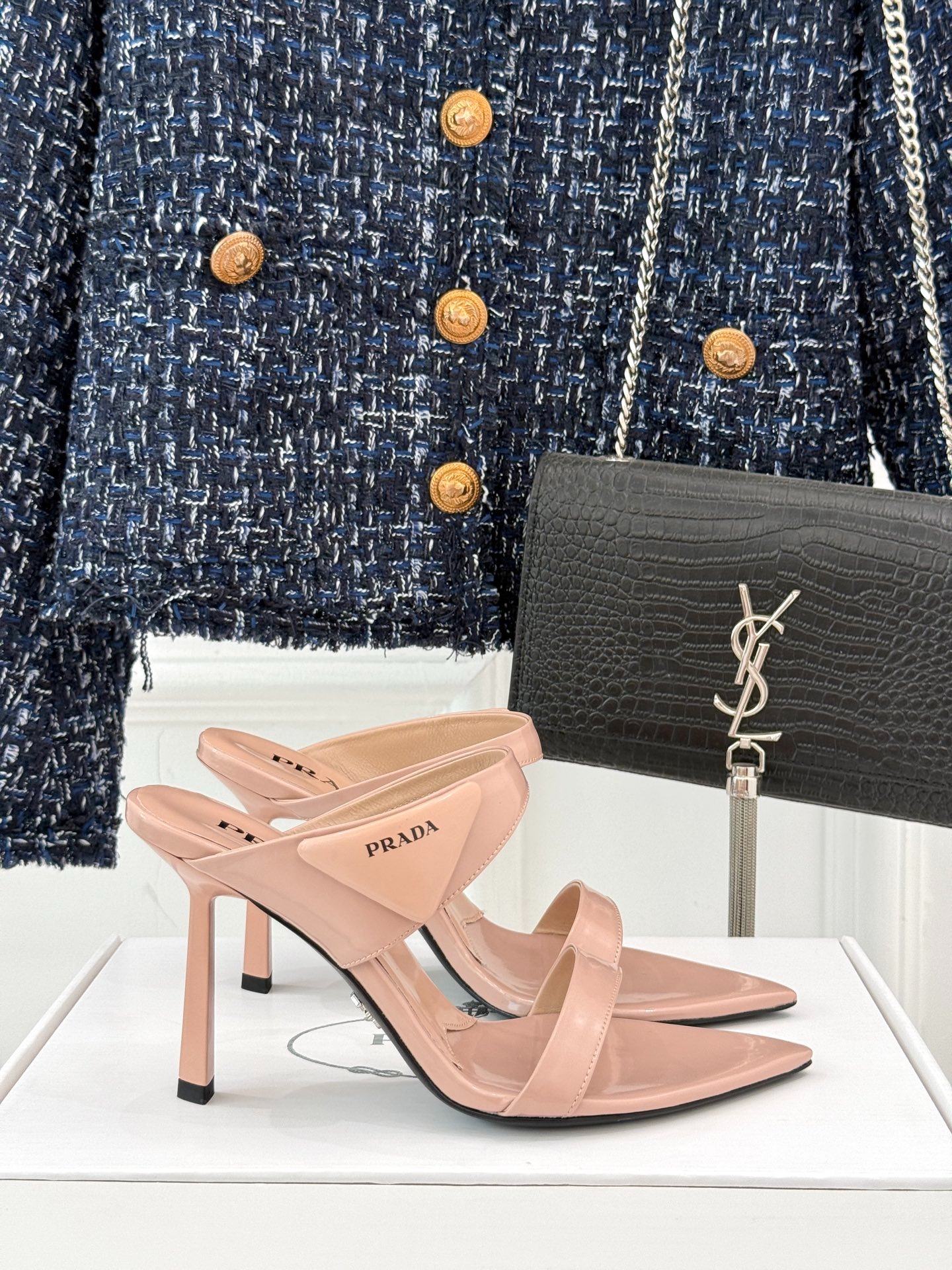프라다 25WF 신상 삼각 버클 스틸레토 샌들