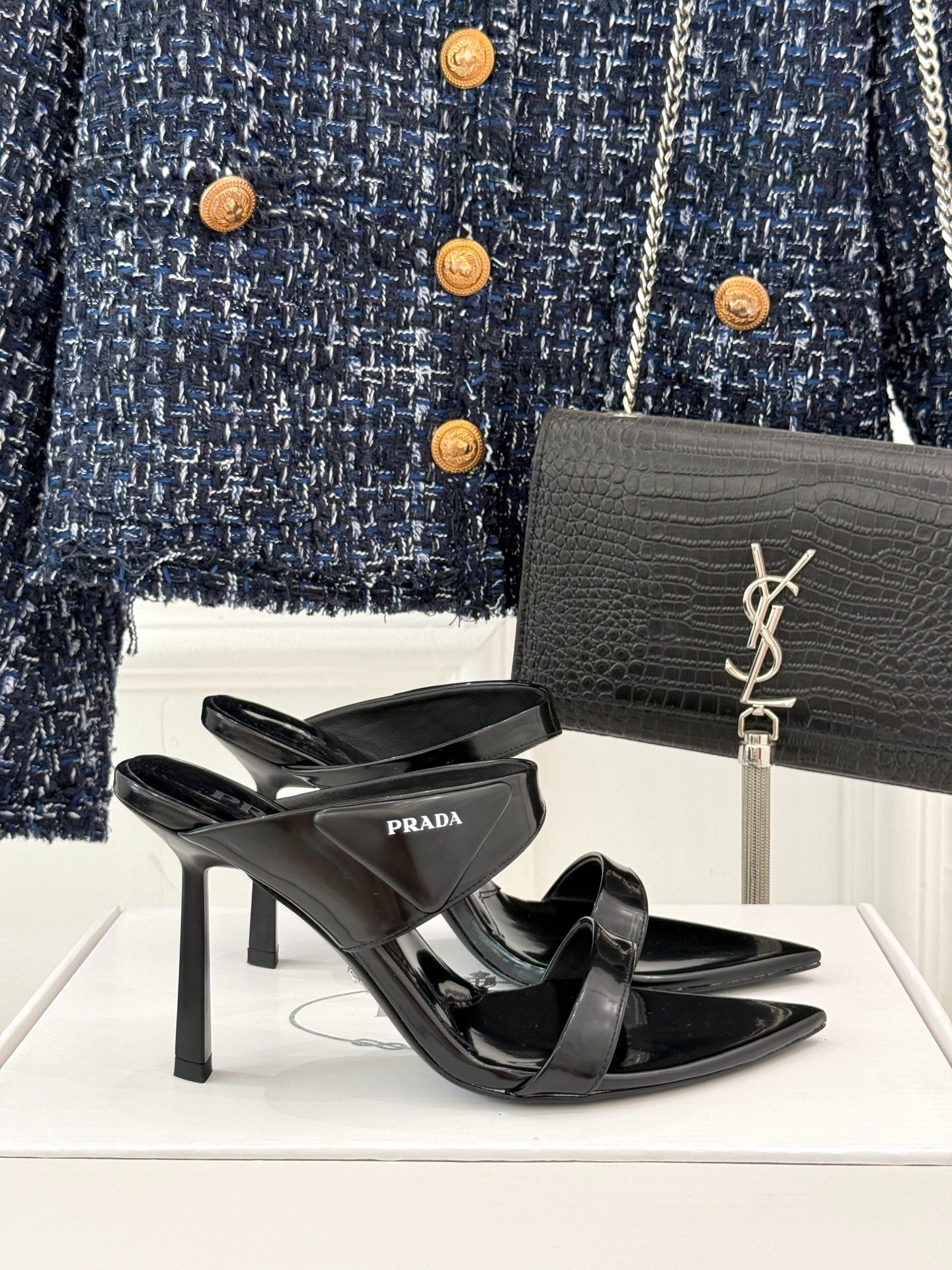 프라다 25WF 신상 삼각 버클 스틸레토 샌들