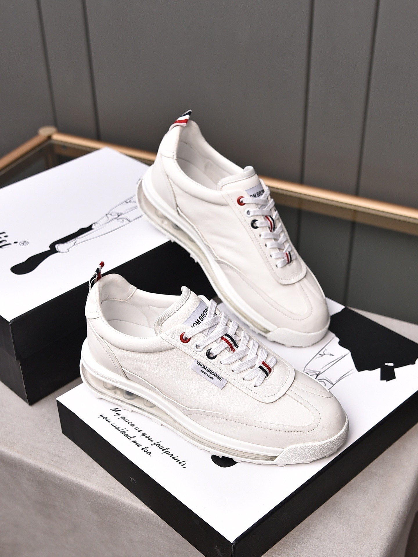 톰*라운 테크 러너 클리어솔 스니커즈