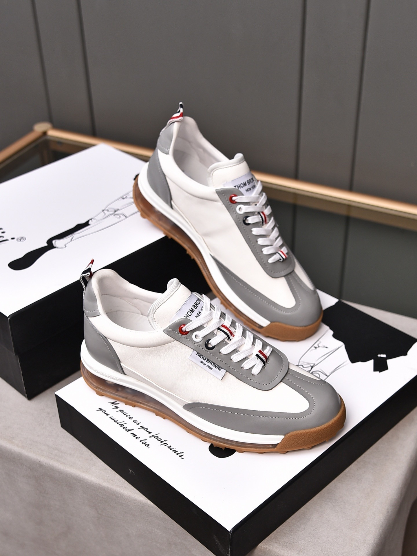 톰*라운 테크 러너 클리어솔 스니커즈