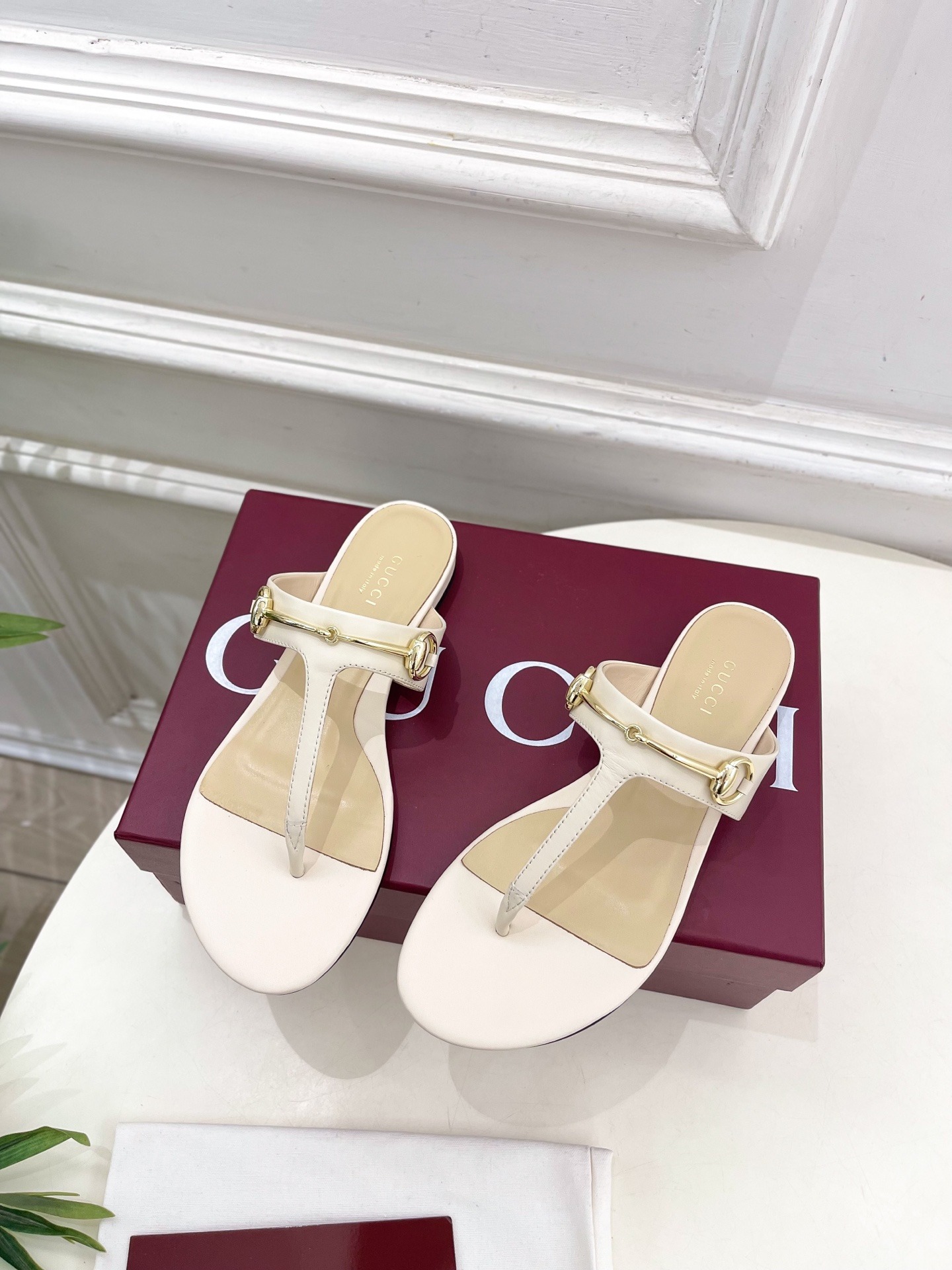 구찌 25  봄여름 클래식 롱 스트랩 조리 샌들