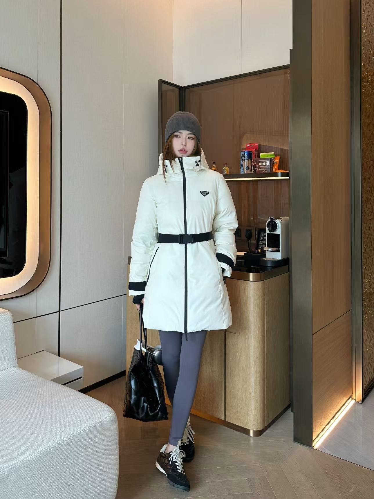 프라다 신상 후드 하프 다운코트