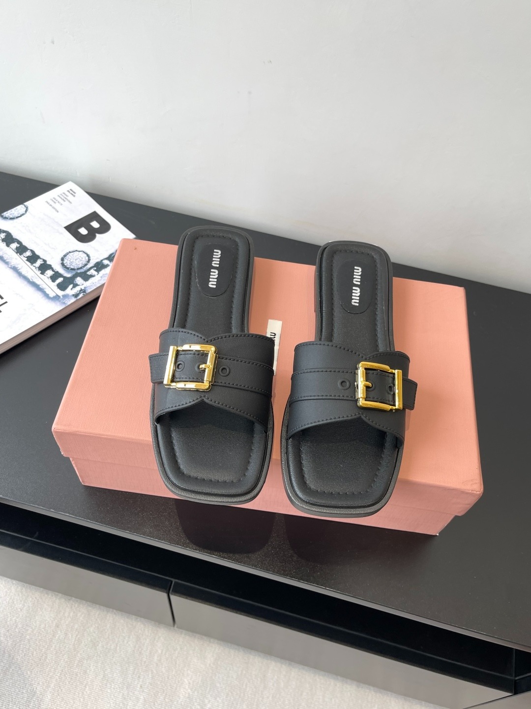 미우미우 25ss 신상 플랫 슬리퍼