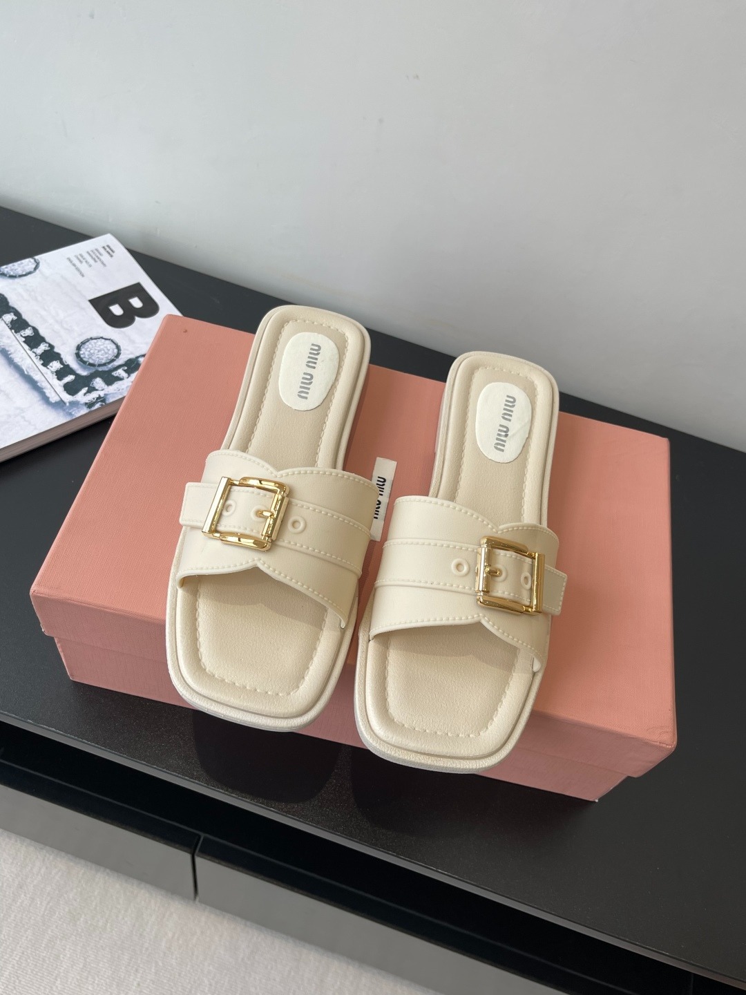 미우미우 25ss 신상 플랫 슬리퍼