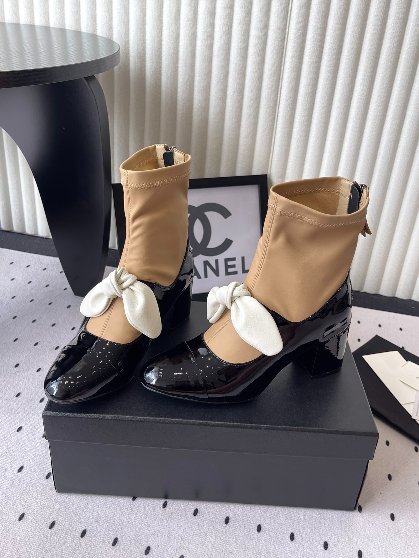 샤넬 25 신상 통굽 리본 앵클부츠