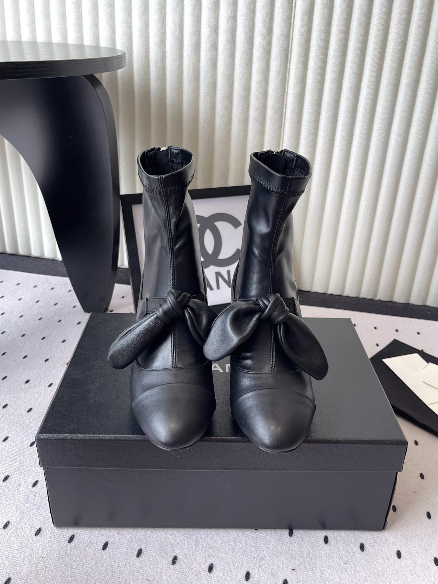 샤넬 25 신상 통굽 리본 앵클부츠