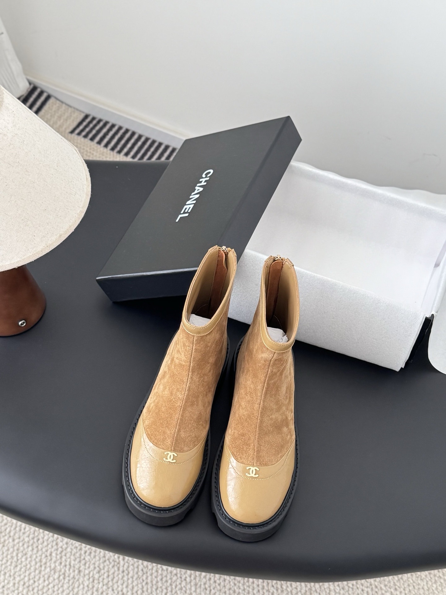 샤넬 25B 신상 통굽 앵클부츠