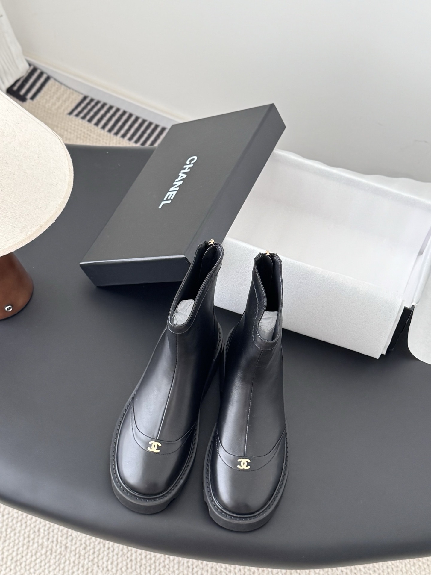 샤넬 25B 신상 통굽 앵클부츠