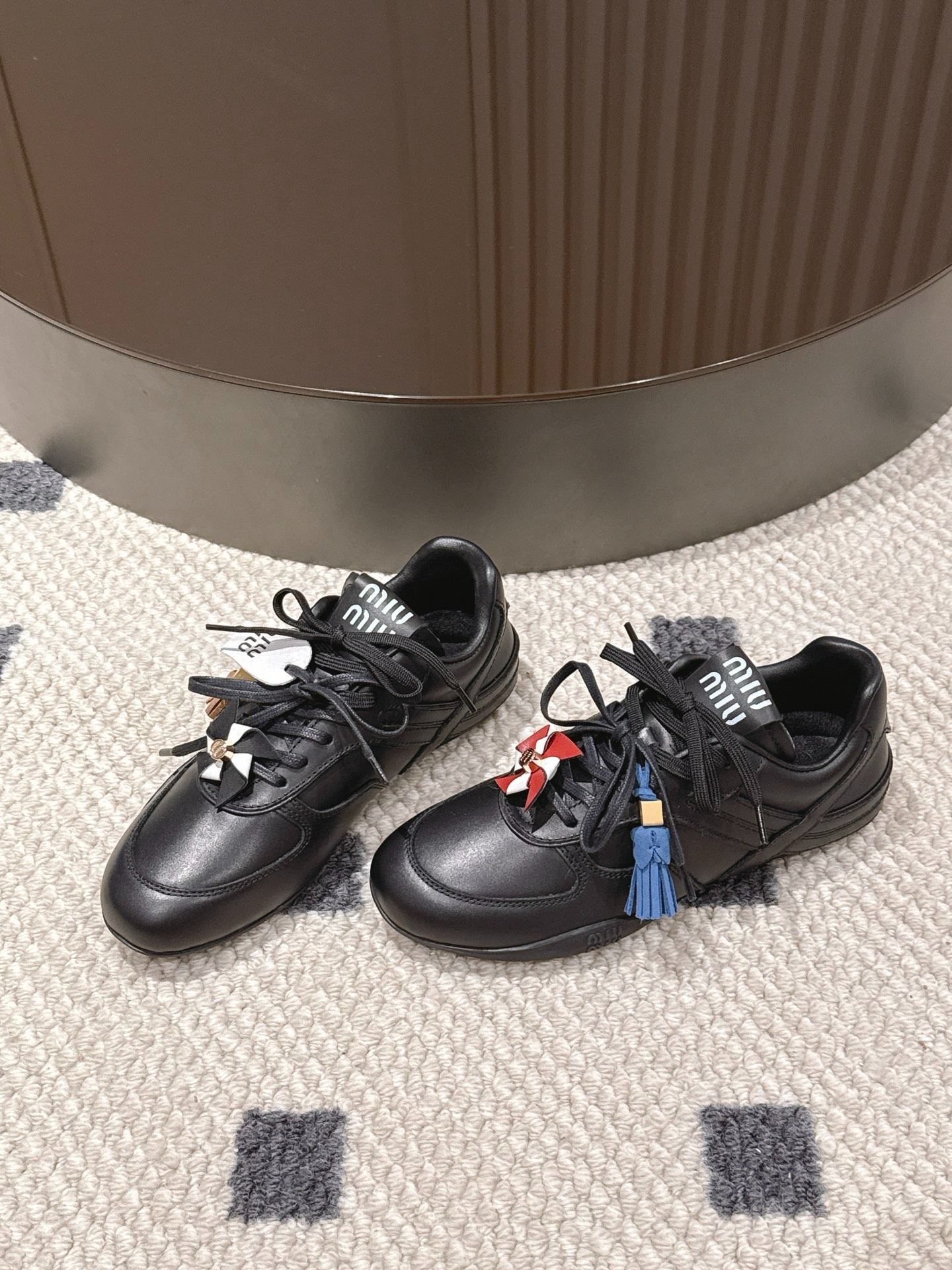 미우미우 신상 송아지 가죽 스니커즈