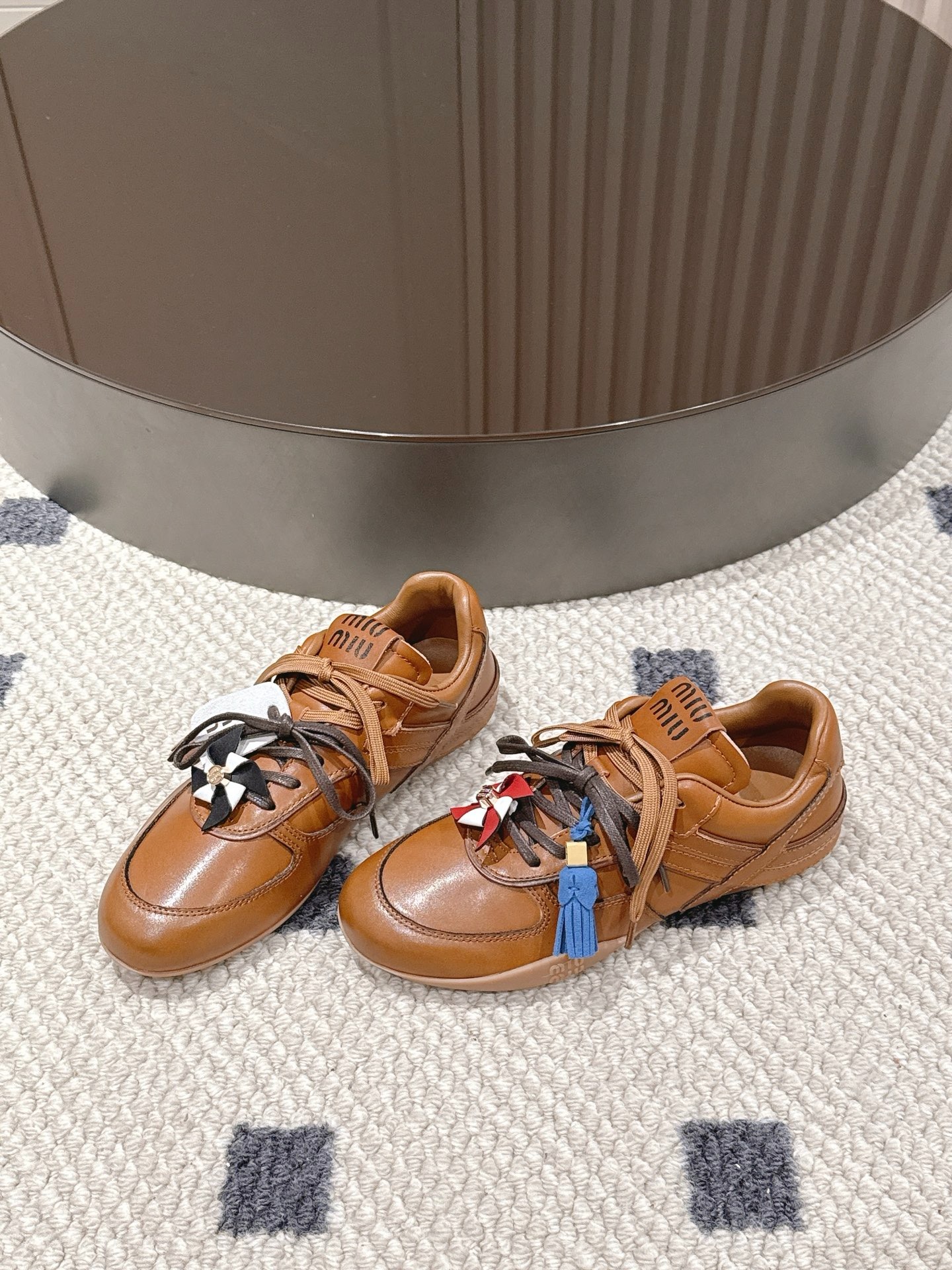 미우미우 신상 송아지 가죽 스니커즈