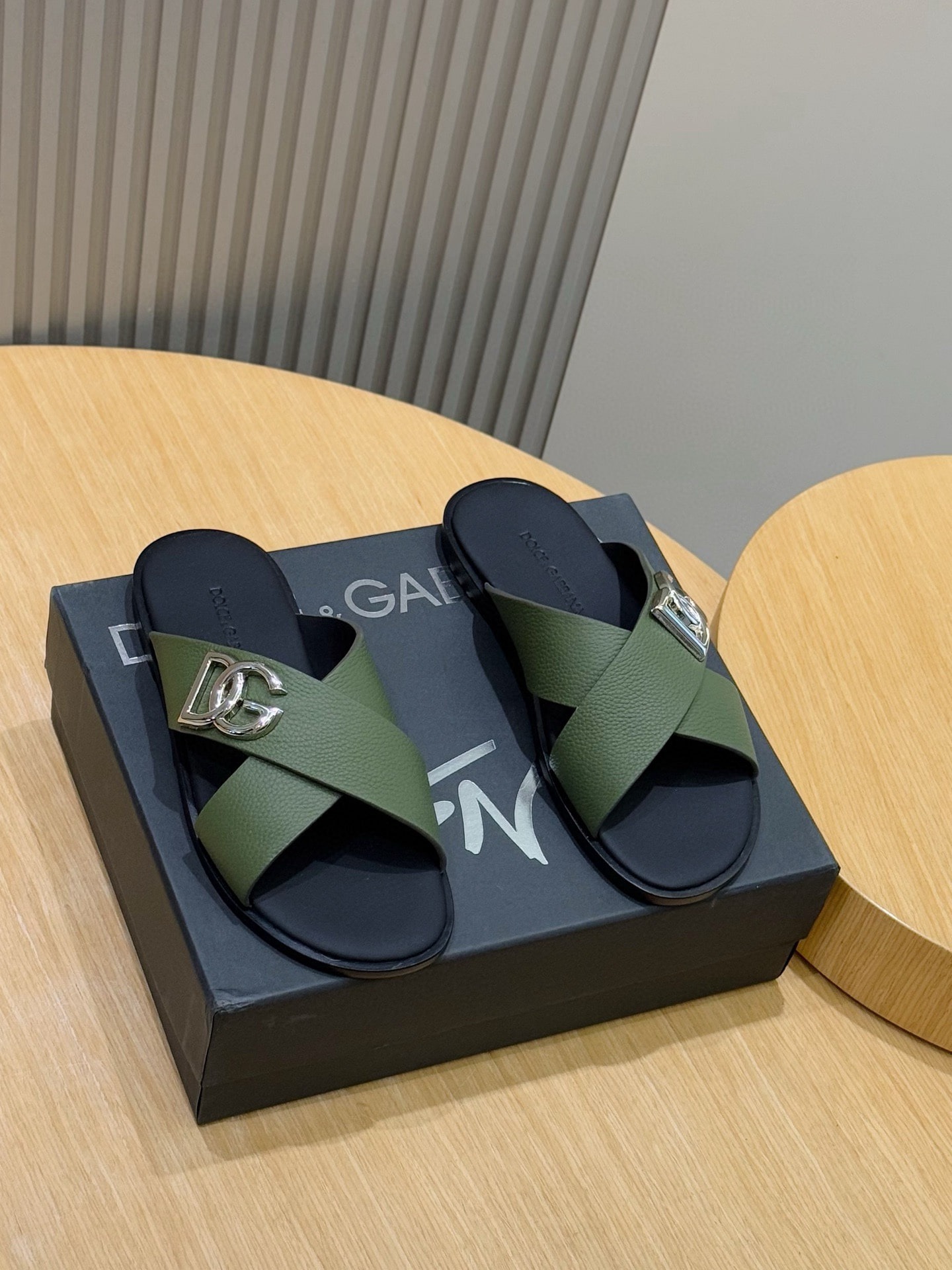 돌*앤가바나 송아지 가죽 남성 슬리퍼