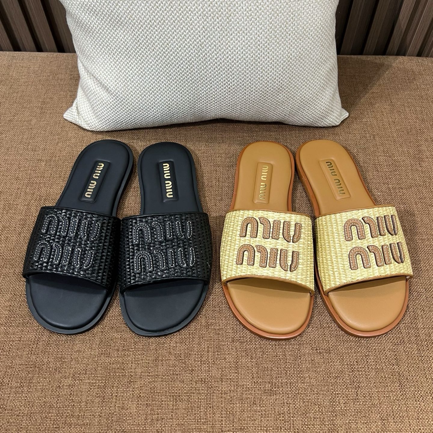 미우미우 라피아 짜임 레터링 슬리퍼