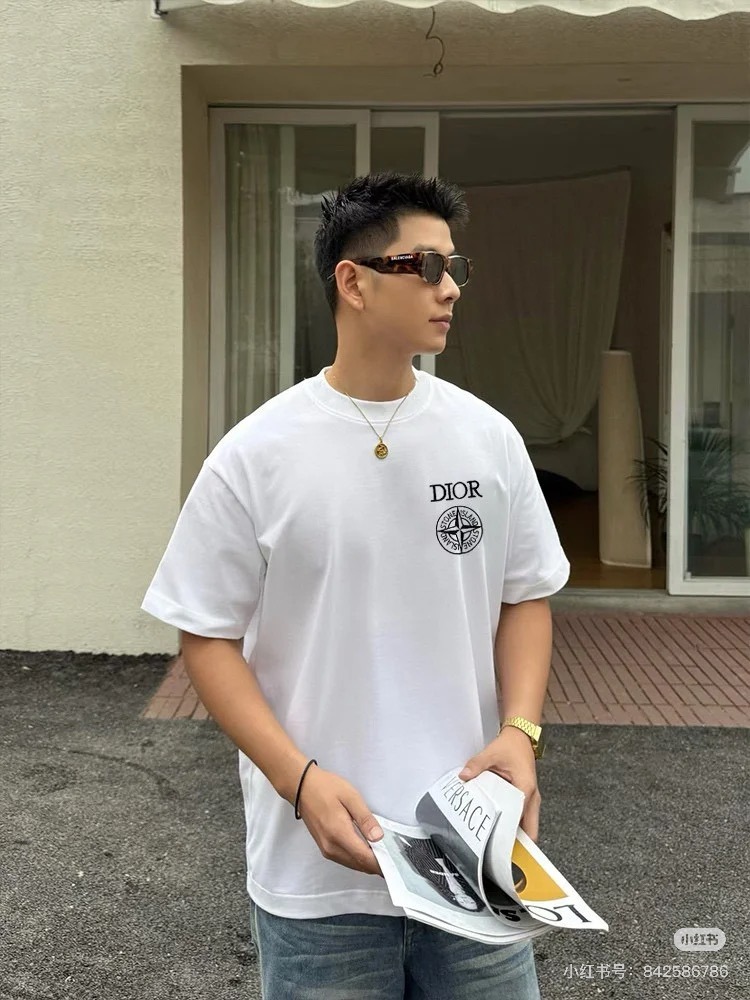 디올 섬과 콜라보 로고 프린트 티셔츠