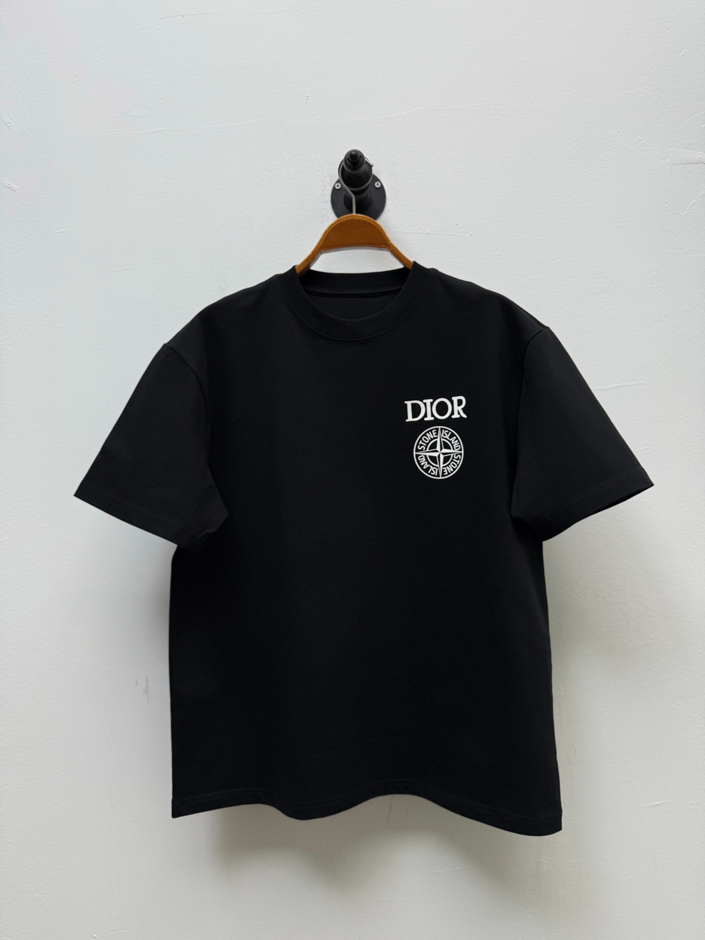 디올 섬과 콜라보 로고 프린트 티셔츠