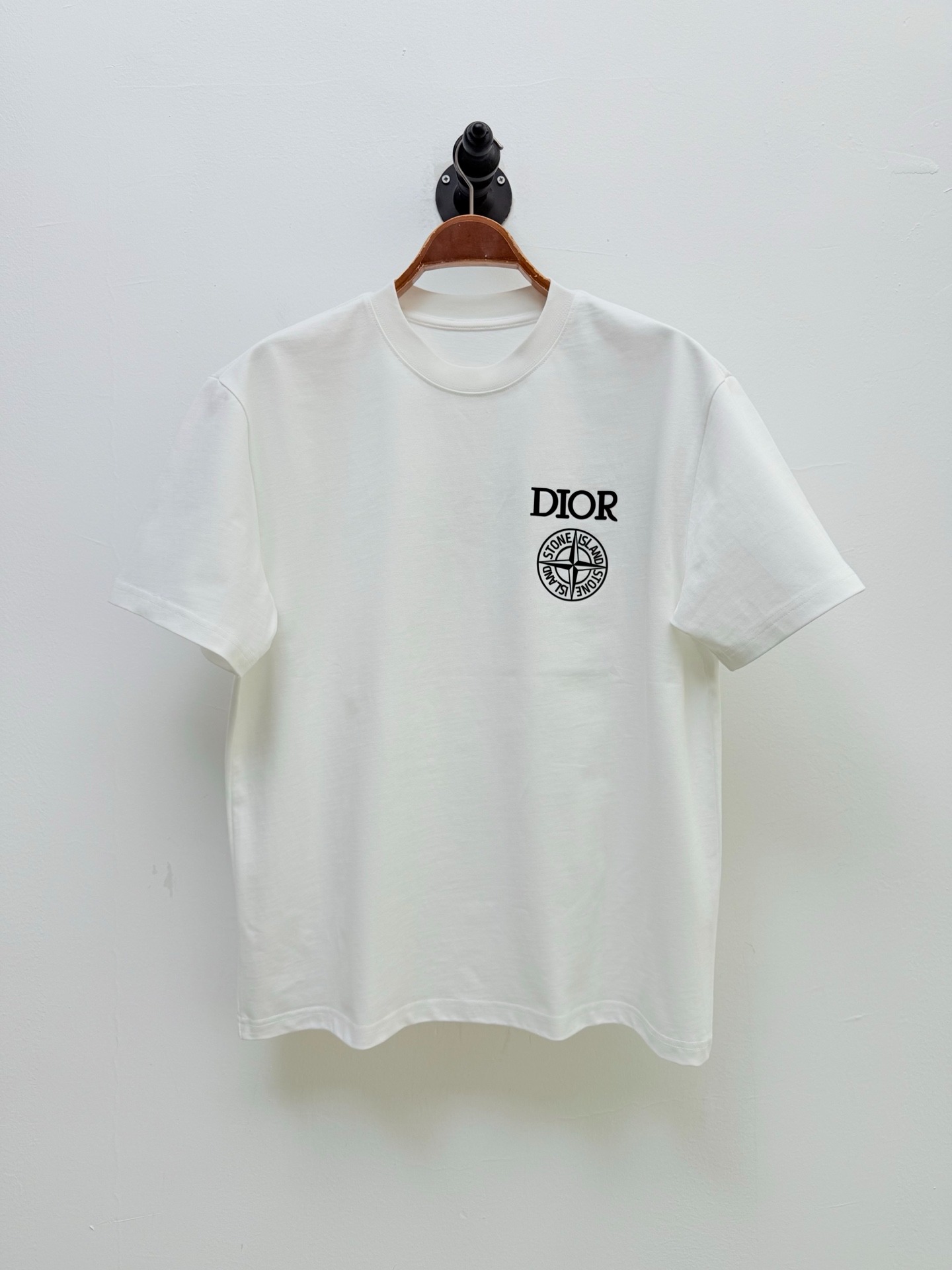 디올 섬과 콜라보 로고 프린트 티셔츠