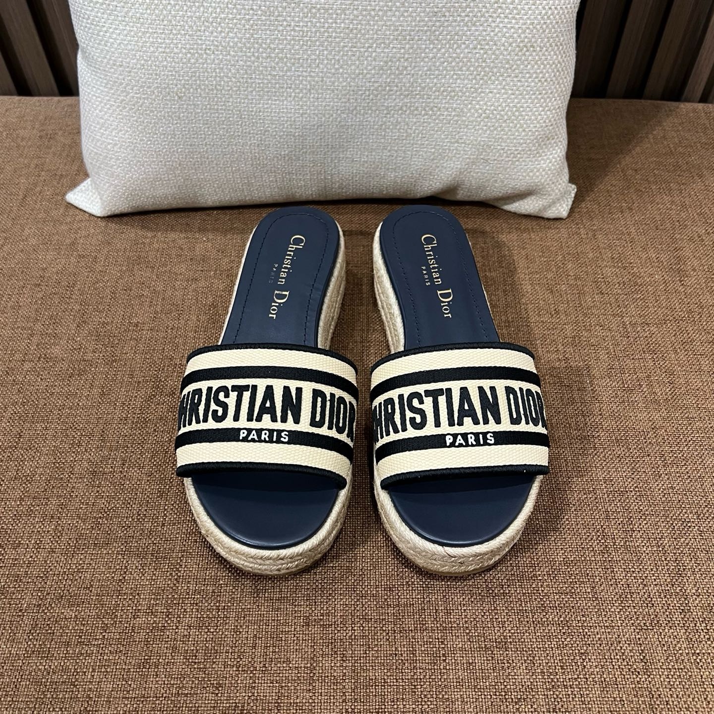 디올 봄여름 신상 통굽 자수 슬리퍼