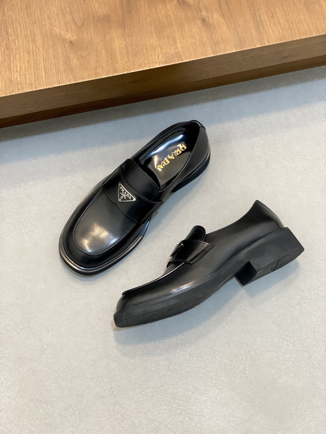 프라다 신상 캐주얼 레더 로퍼