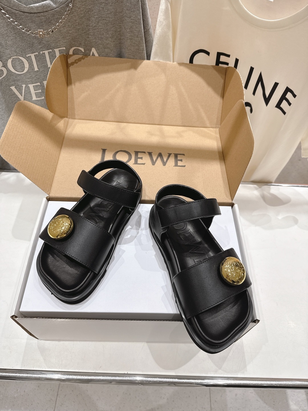 로에베 25/ss 신상 빈티지 플랫 비치 통굽 샌들