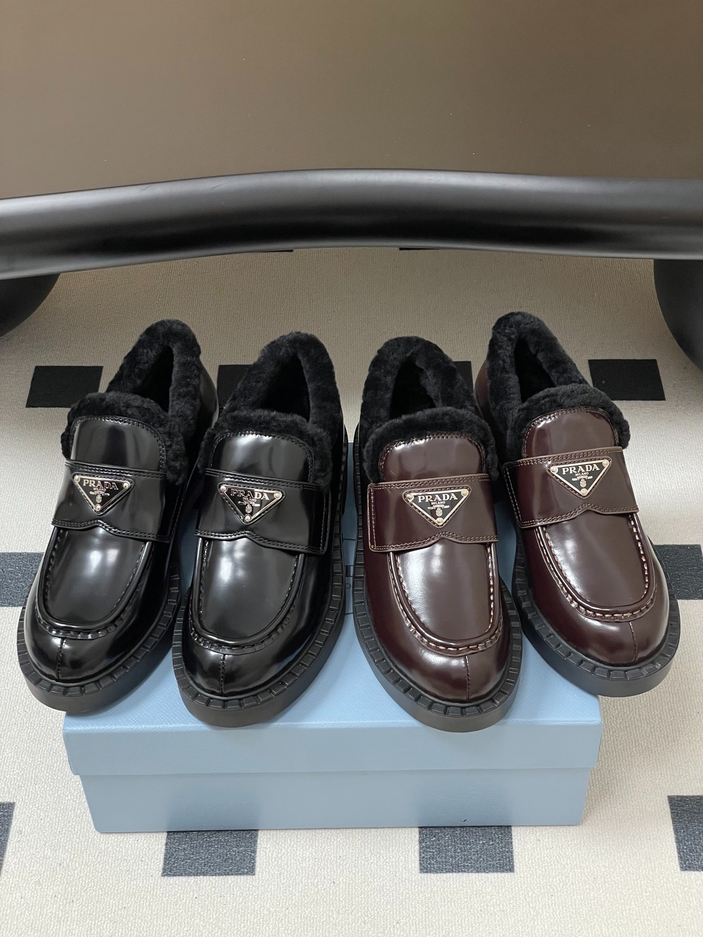 프라다 25Fw 신상 통굽 양털 로퍼