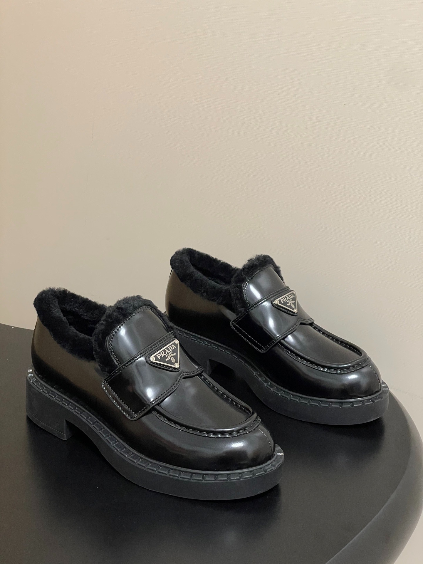 프라다 25Fw 신상 통굽 양털 로퍼