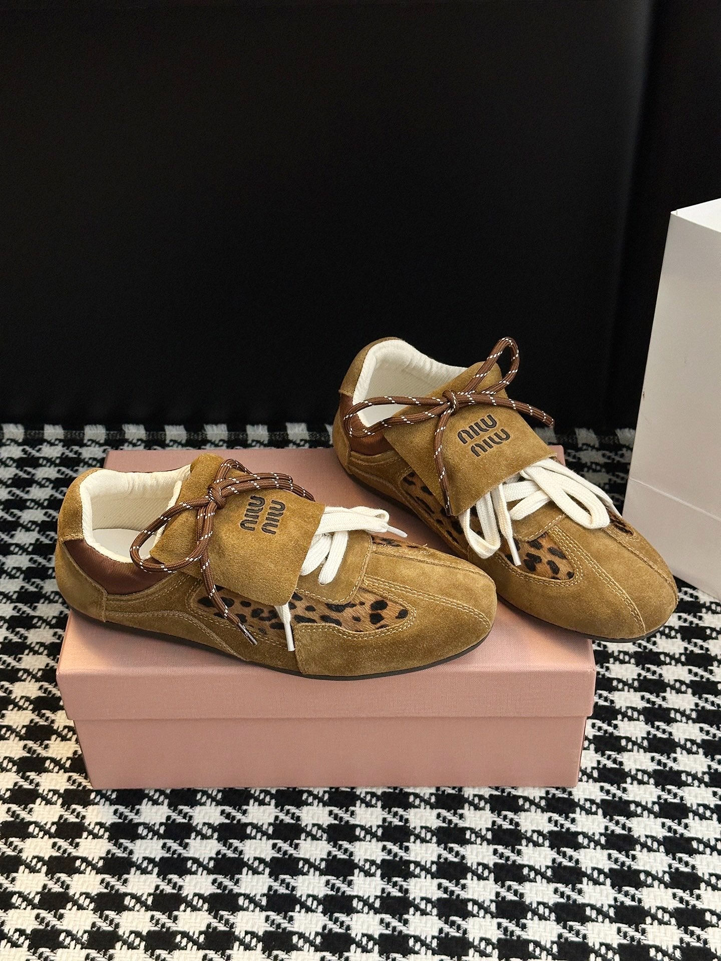 미우미우 신상 스니커즈