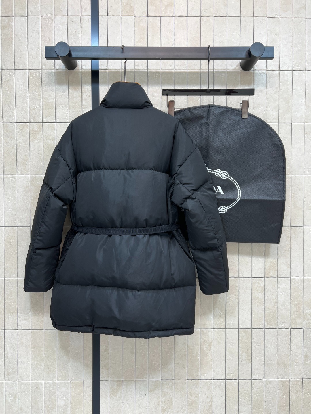 프라다 신상 하이넥 조거 미들다운